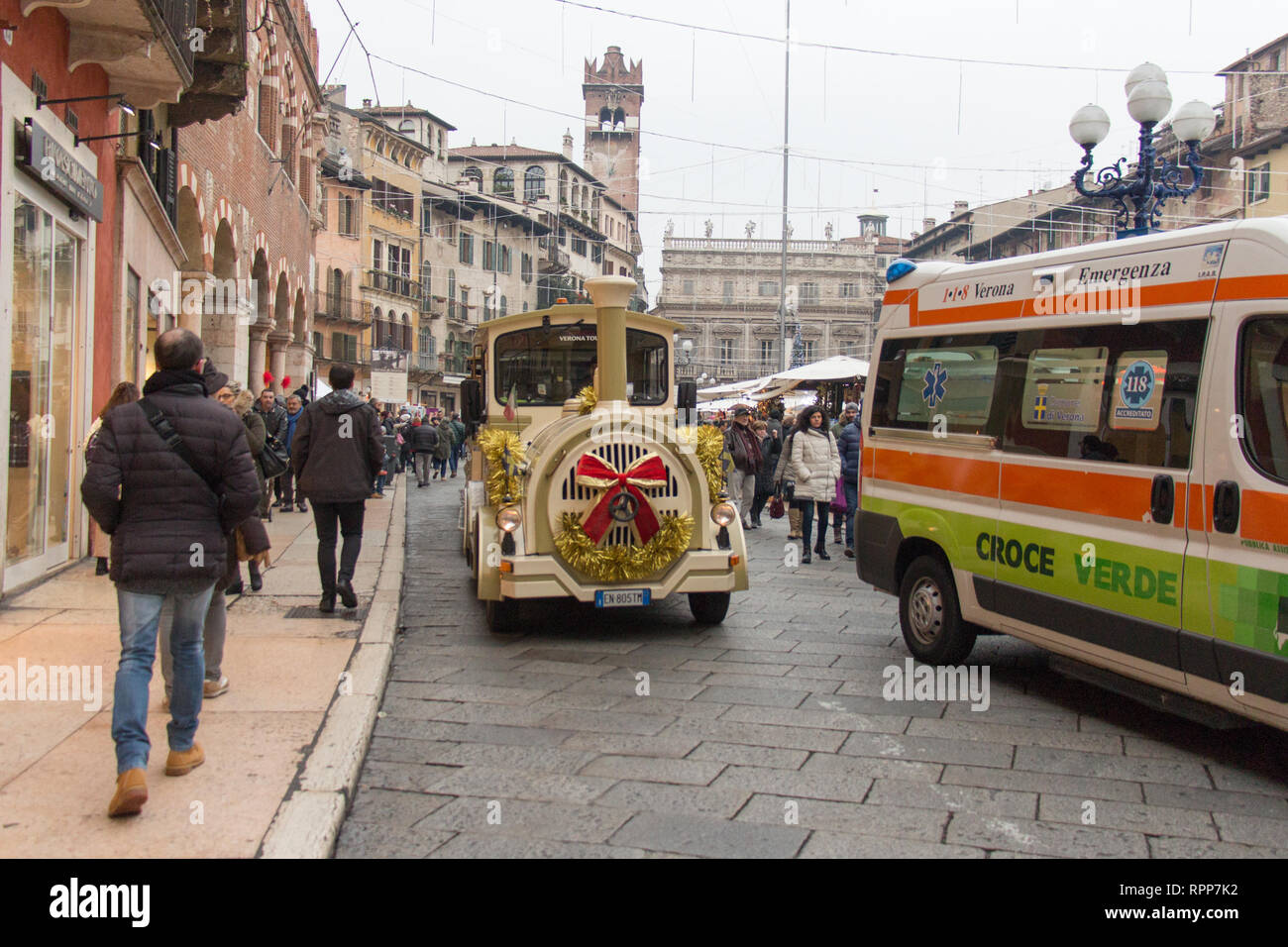 L'Italia, Verona - 08 dicembre 2017: vista ravvicinata di sightseeing impervio treno su Dicembre 08 2017, Veneto, Italia. Foto Stock