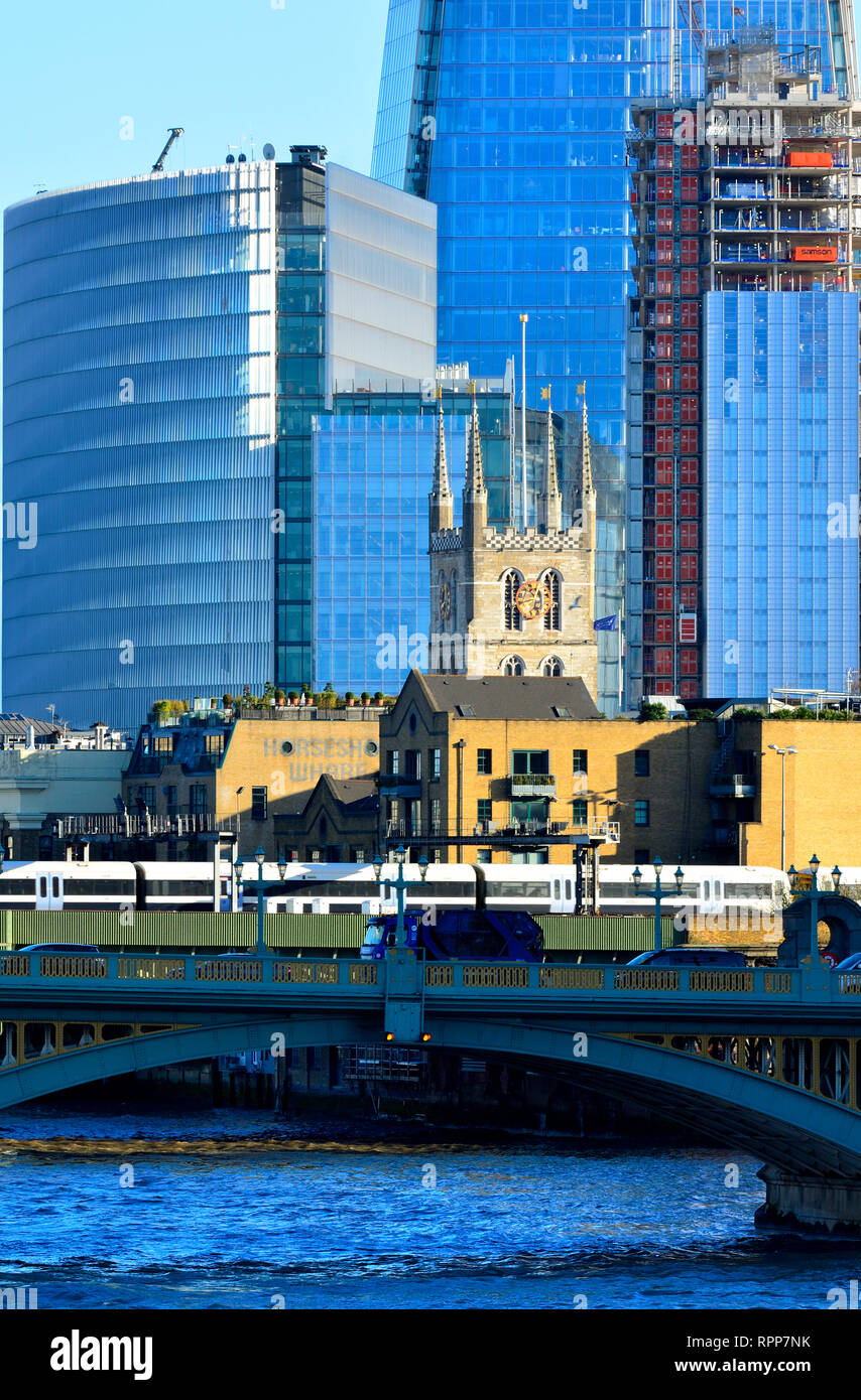 Londra, Inghilterra, Regno Unito. Cattedrale di Southwark contro lo sfondo di molto moderno in vetro e costruzioni in acciaio Foto Stock