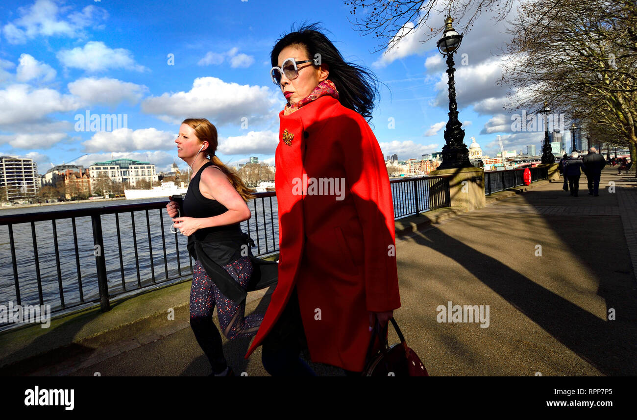 Londra, Inghilterra, Regno Unito. Donne camminare e correre sulla riva sud del fiume Tamigi Foto Stock