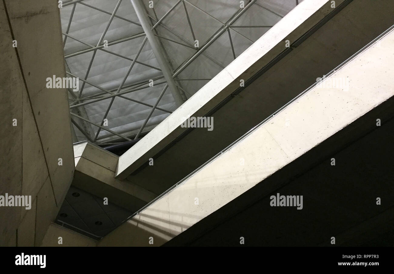 Palau Sant Jordi Arena, Barcellona, in Catalogna, Spagna. Il 22 febbraio 2019. Architettura di cemento e soffitto strutturato dell'arena disegnata da Arata Iso Foto Stock