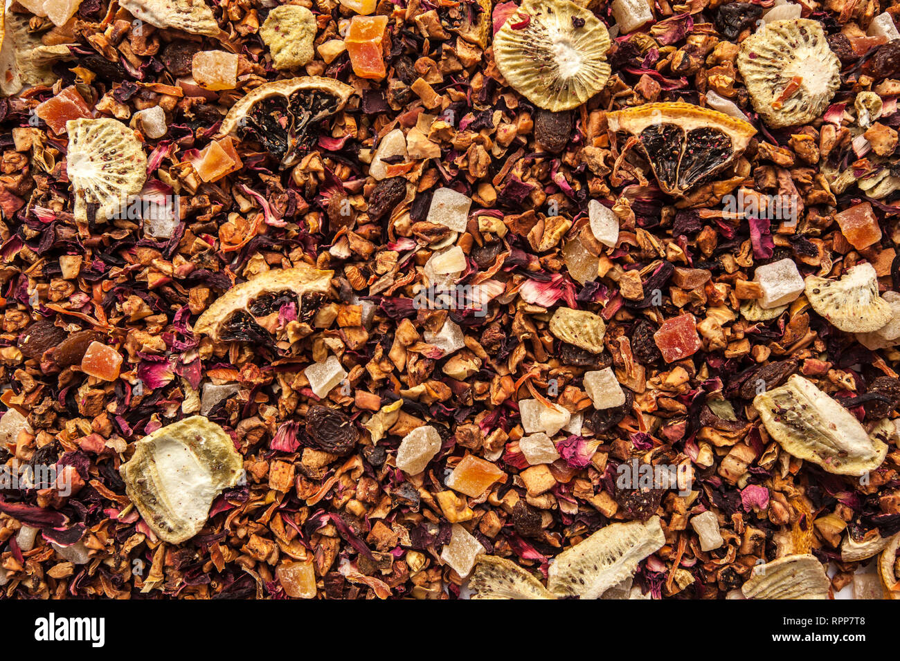 Frutta esotica mix di tè con frutta secca e fiori secchi. Sfondo del tè Foto Stock