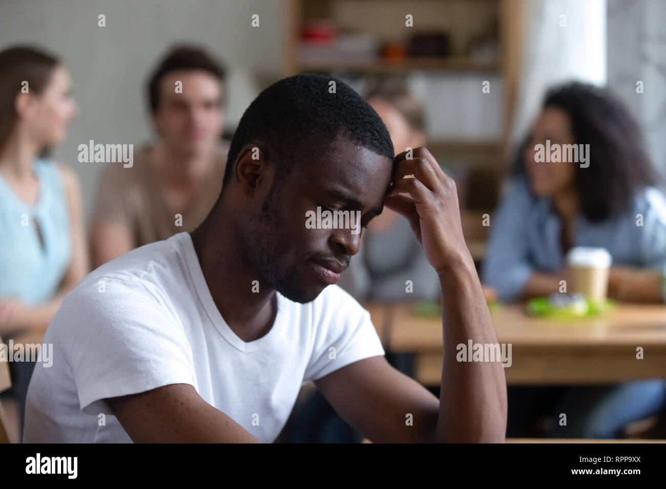 Triste americano africano l uomo che soffre di bullismo o discriminazione razziale Foto Stock