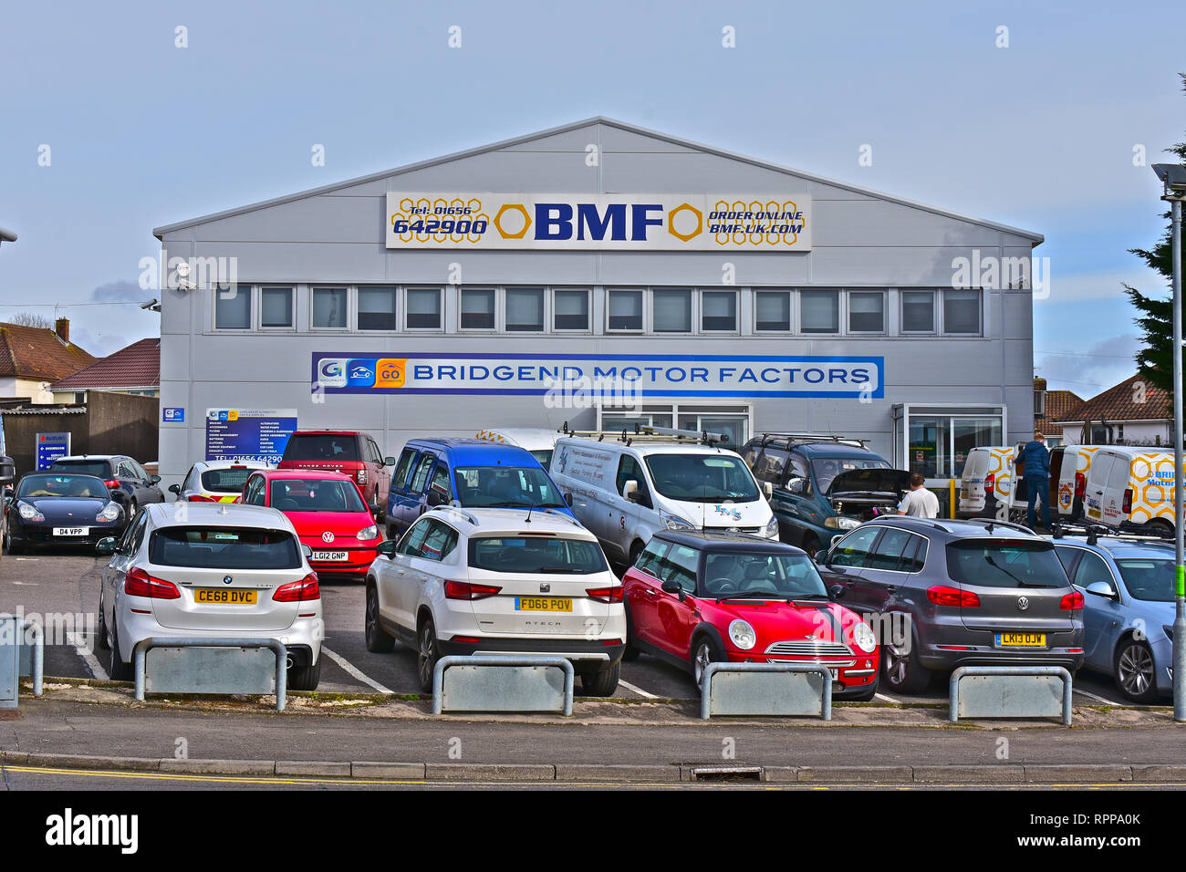 Il magazzino e il negozio di Bridgend fattori motore / BMF, un popolare fornitore locale del motore accessori e ricambi per il pubblico e commerciale. Foto Stock