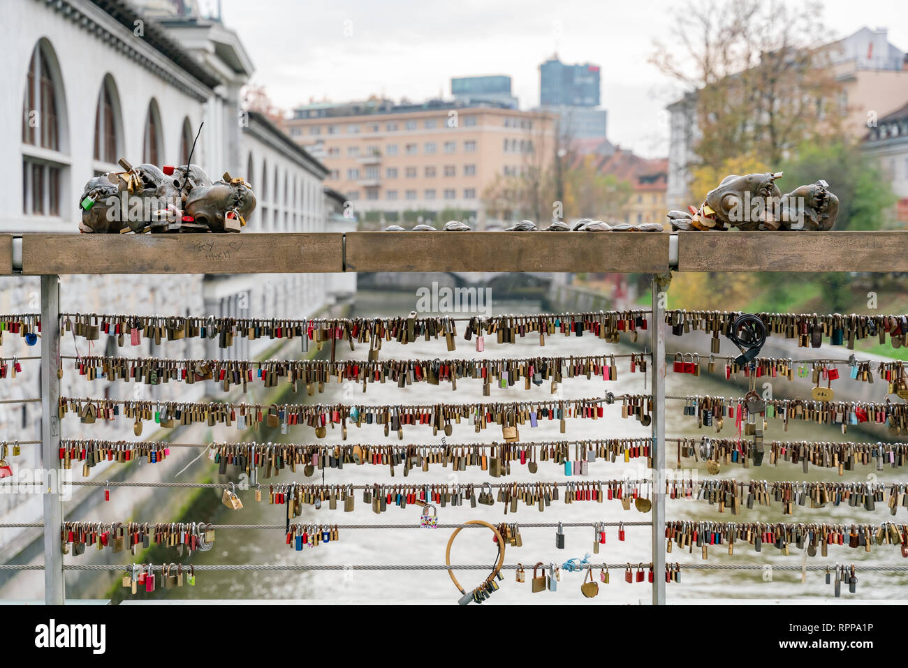 Molti amano lucchetti bloccato sul famoso Mesarski la maggior parte (macellerie ponte) a Ljubljana, Slovenia Foto Stock