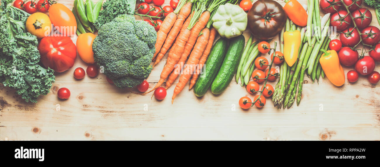 Prodotti freschi di fattoria, verdure organiche su legno tabella di pino, sfondo sani, copiare lo spazio per testo, vista dall'alto, tonica, lunga foto banner, il fuoco selettivo Foto Stock