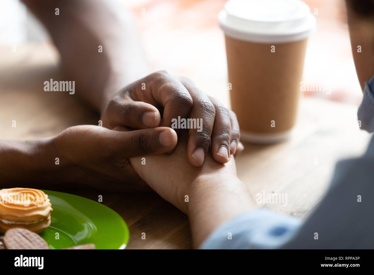 Close up americano africano fidanzato tenendo la mano della ragazza Foto Stock
