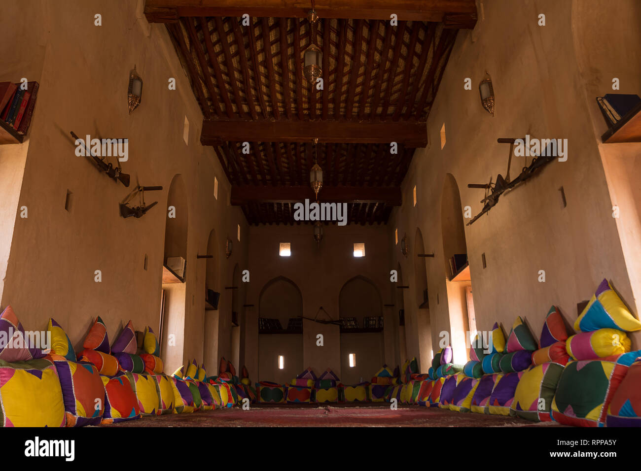 Salotto con tappeti, cuscini e armi in Nakhal Fort (Oman) Foto Stock