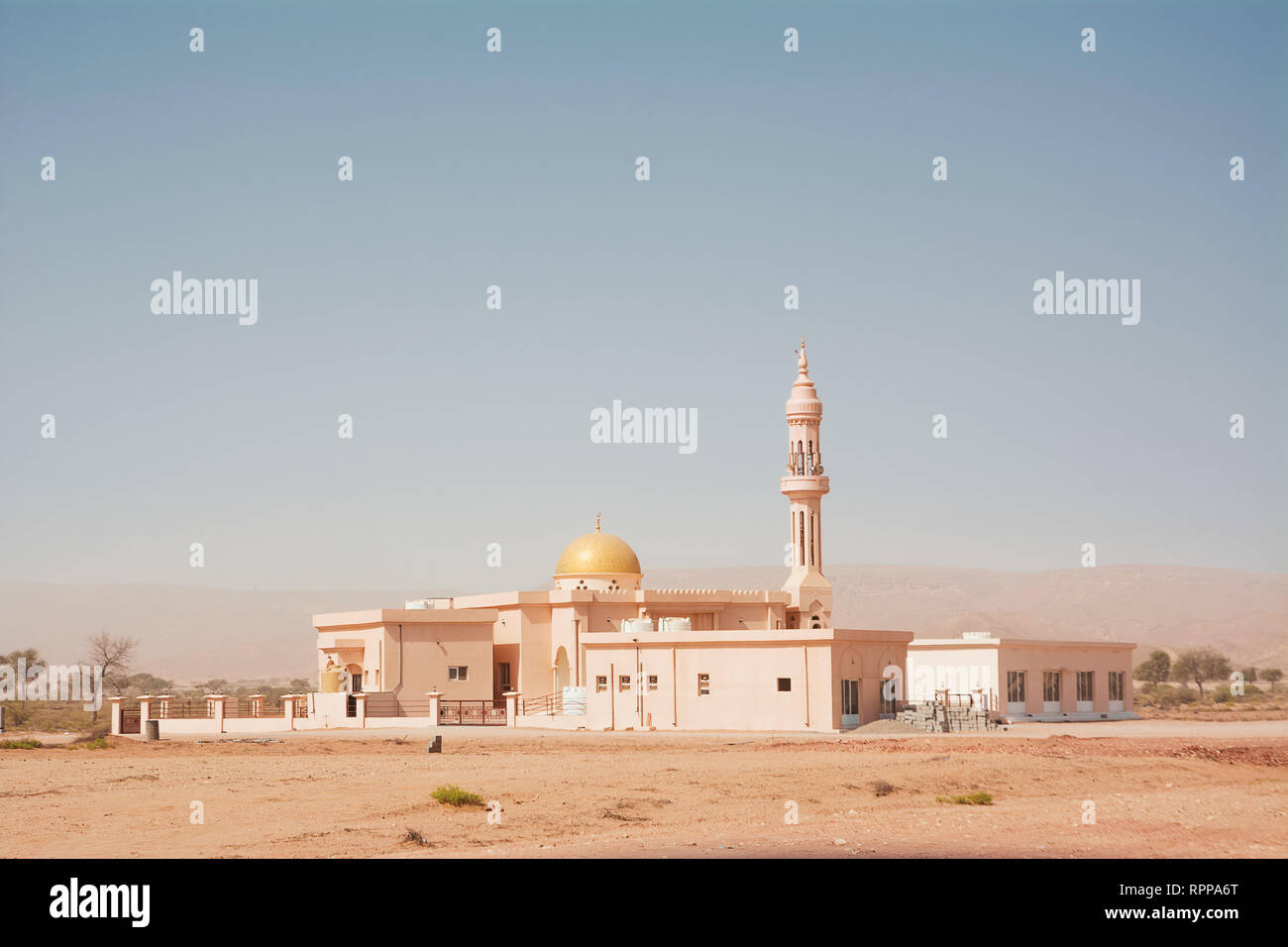 Piccola moschea nel sud dell'Oman con la cupola e il minareto Foto Stock
