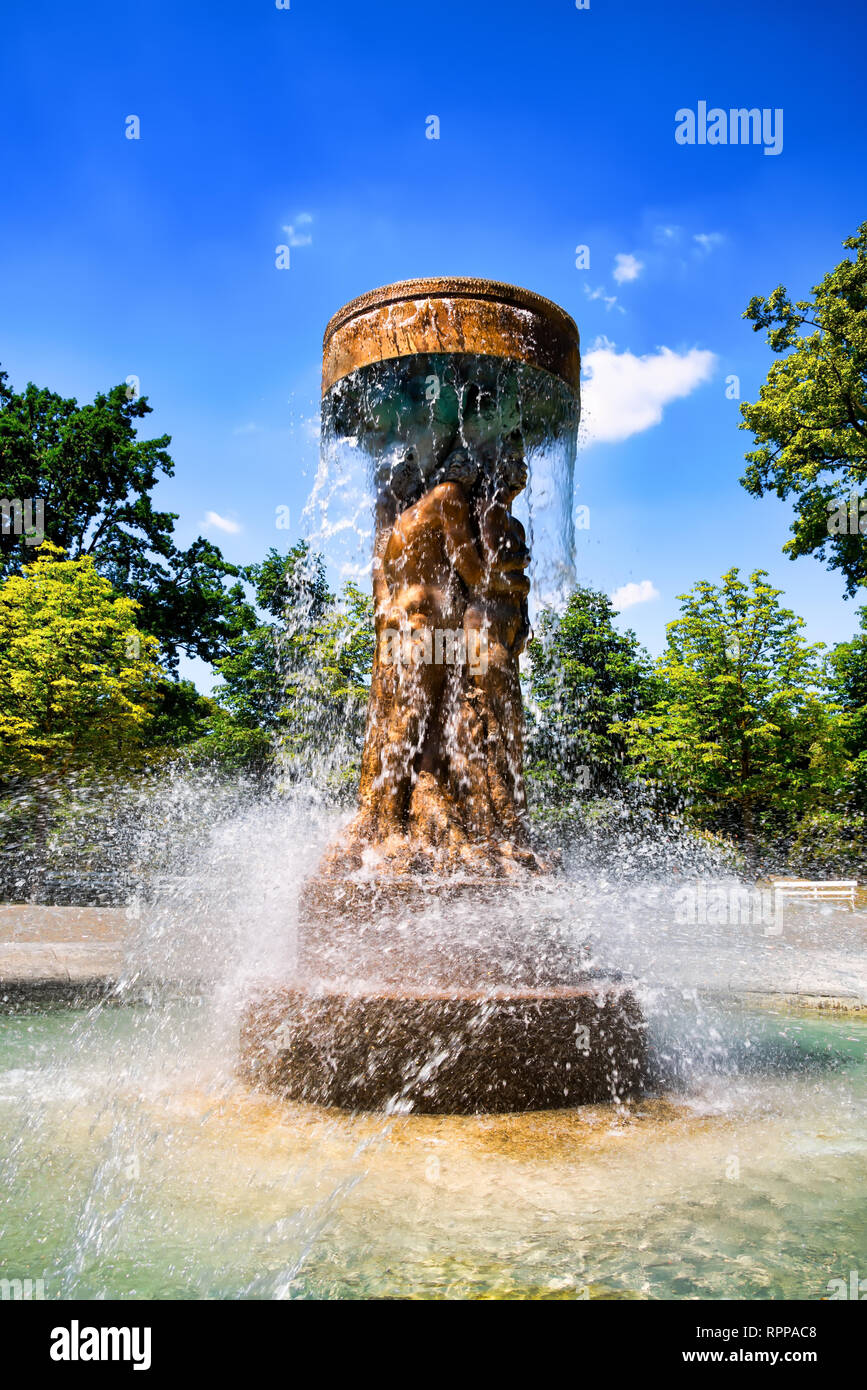 Famosa fontana nel centro storico parco termale di Bad Nauheim, Germania, la fontana è stato creato da Richard Hess - Il motivo della fontana: Adamo ed Eva Foto Stock