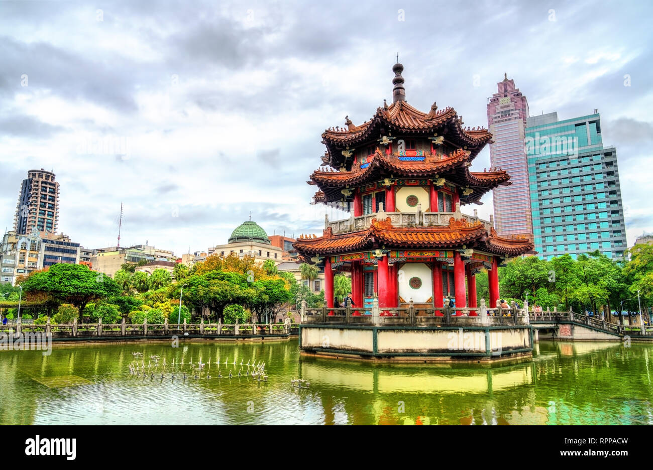 Padiglione presso il 228 Parco del Memoriale della Pace a Taipei, Taiwan Foto Stock