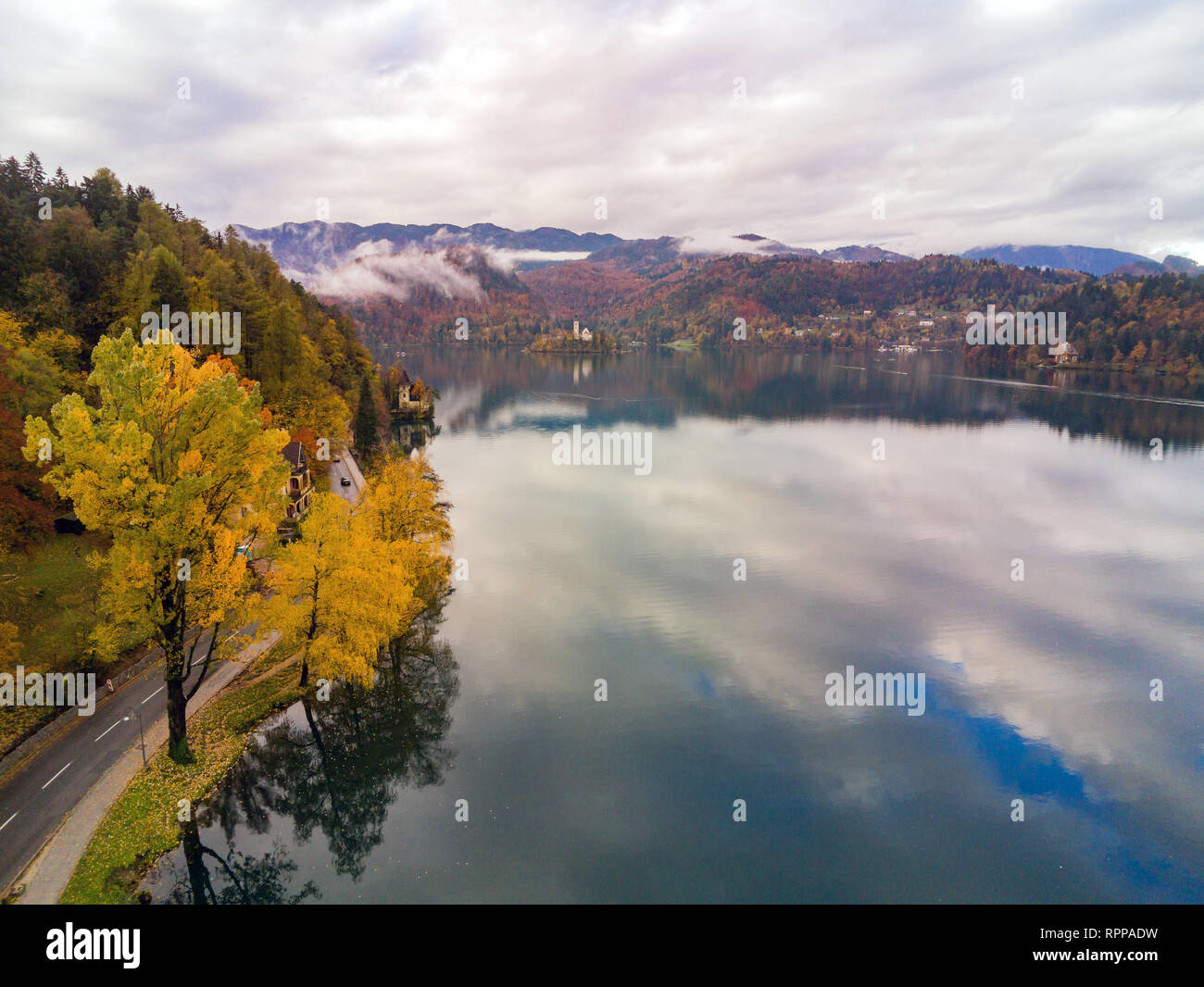 Autunno magnifico paesaggio intorno al lago di Bled con la Chiesa del pellegrinaggio dell Assunzione di Maria alla Slovenia Foto Stock