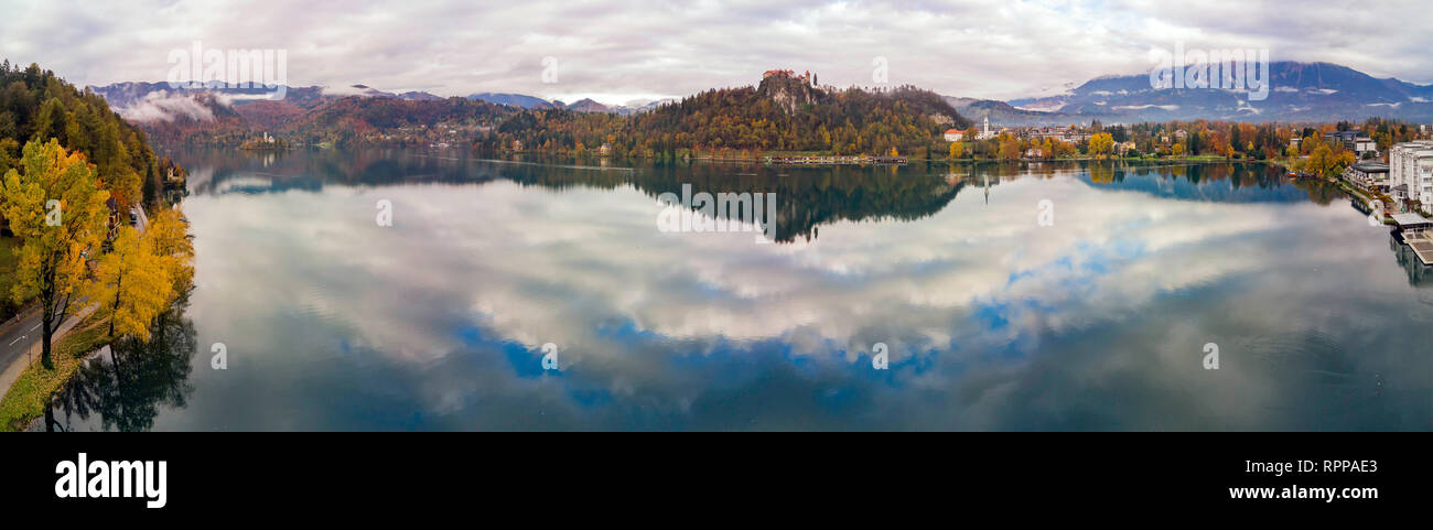 Autunno magnifico paesaggio intorno al lago di Bled con la Basilica di San Martino La chiesa parrocchiale e le navi, il castello e l'isola in Slovenia Foto Stock