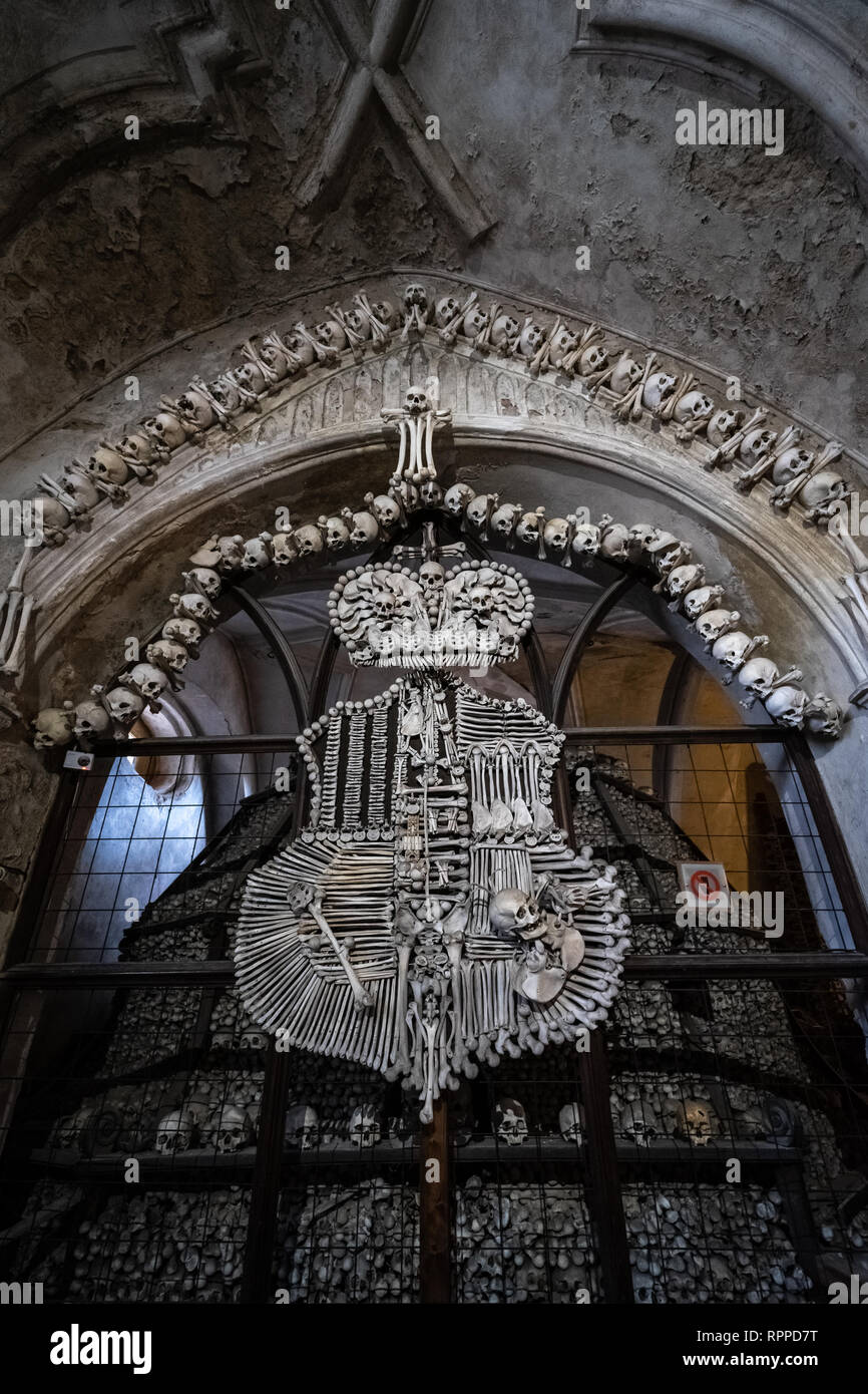KUTNA Hora, Repubblica Ceca - 26 ottobre 2018: interni di Sedlec ossario, un piccolo Romano cappella cattolica, situato sotto la chiesa del cimitero di tutti S Foto Stock