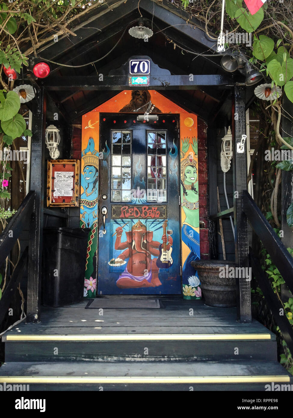 Santa Rosa Beach, Florida, Stati Uniti d'America. Un colorato porta artistica saluta patroni all'ingresso della barra rossa in Grayton Beach. Foto Stock