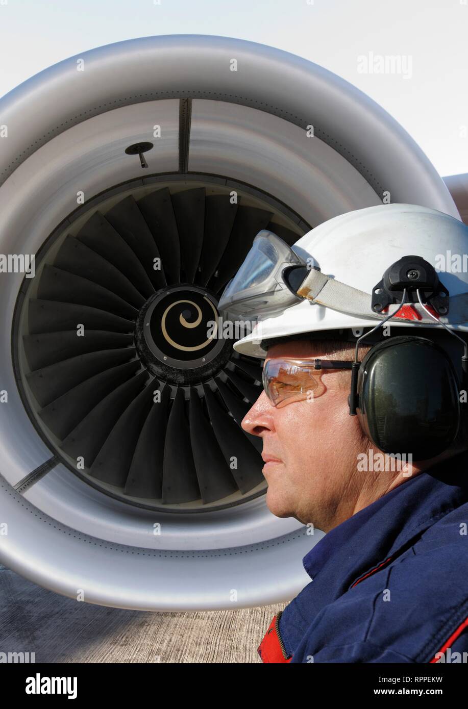 Meccanico aereo in piedi di fronte ad un jumbo jet motore. Foto Stock