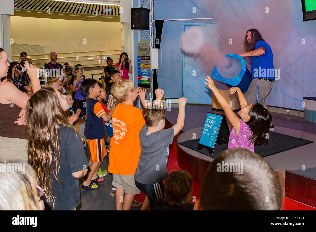 Uomo di incendi a forma di ciambella anello di fumo a bambini, durante la mostra a Telus, il mondo della scienza, Vancouver, British Columbia, Canada Foto Stock