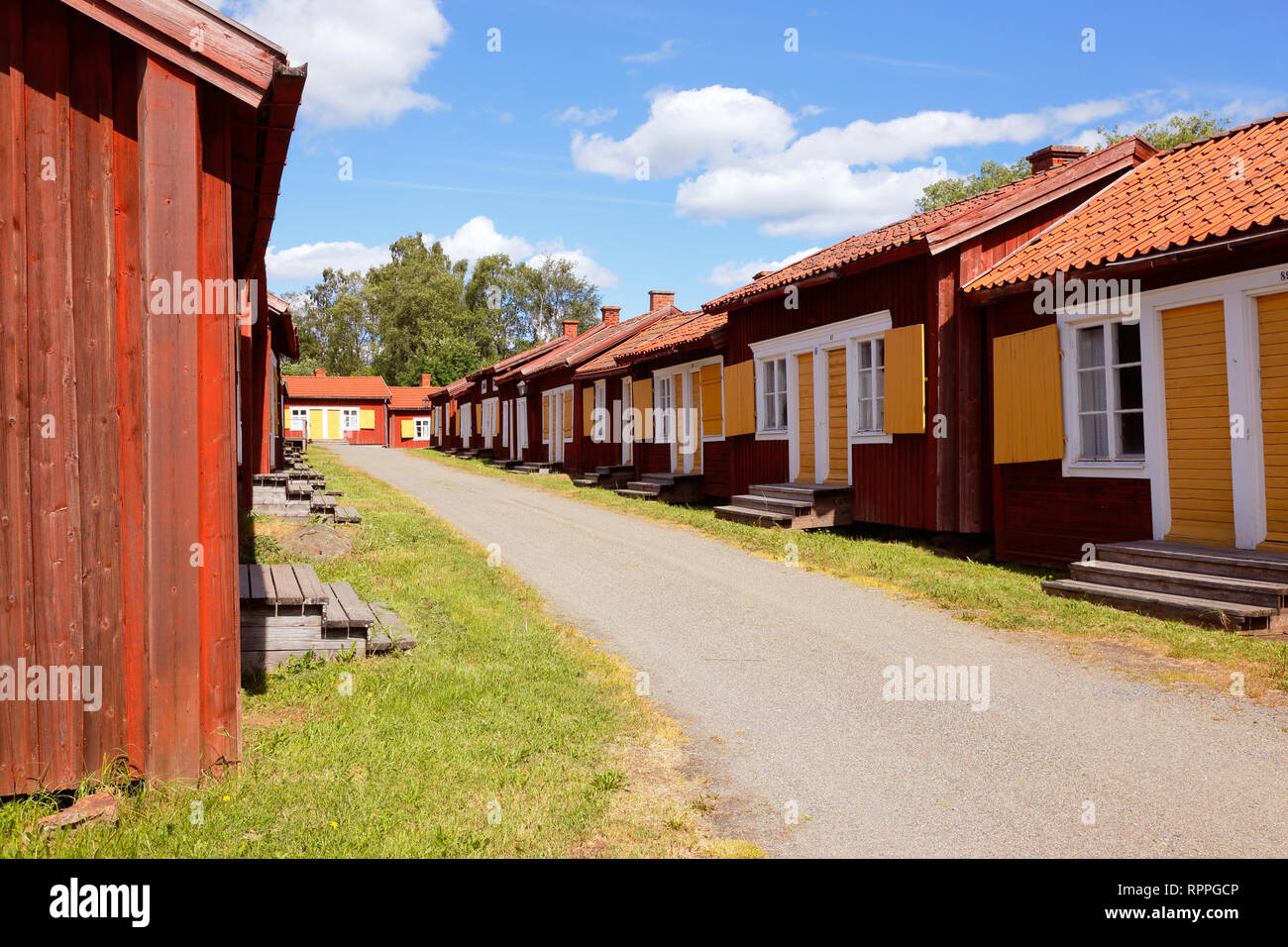 Lovanger, Svezia - 21 Giugno 2018: rosso tradizionale vecchio cottage in legno in una fila nella chiesa Lovanger città. Foto Stock