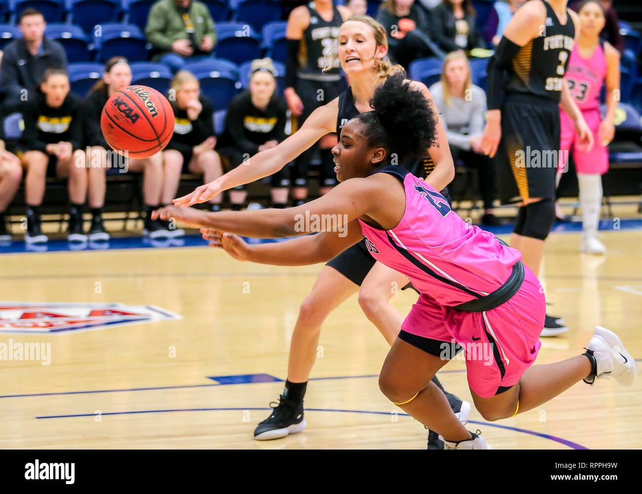 Edmond, OK, Stati Uniti d'America. Il 21 febbraio, 2019. University of Central Oklahoma Guard Shatoya Bryson (21) e Fort Hays membro Guard Whitney Clampitt (4) dive per la palla durante una partita di basket tra il Fort Hays membro tigri e il Central Oklahoma Bronchos al campo di Hamilton House di Edmond, OK. Siegel grigio/CSM/Alamy Live News Foto Stock