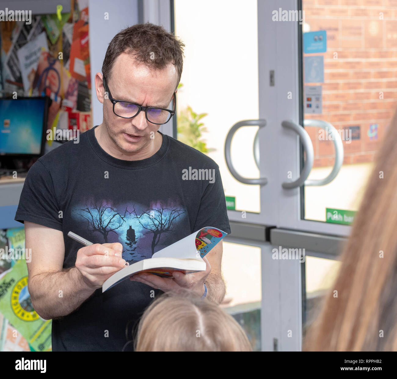 Brentwood, Essex, Regno Unito. Il 22 febbraio 2019. Half Term attività letteraria per bambini con premiati i bambini autori della Michelle Harrison e Gareth P Jones Gareth P Jones segni del suo libro, Credito: Ian Davidson/Alamy Live News Foto Stock