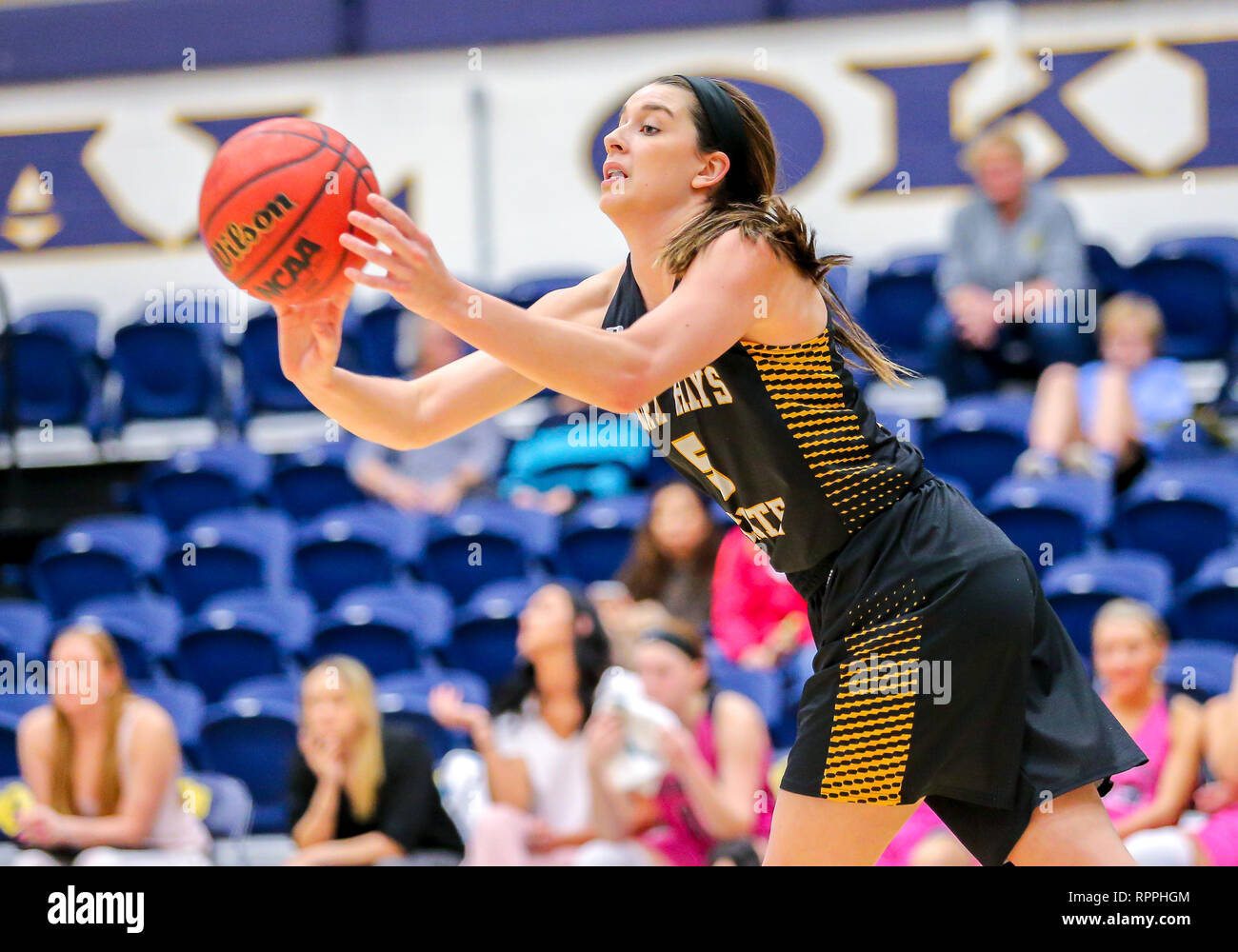Edmond, OK, Stati Uniti d'America. Il 21 febbraio, 2019. Fort Hays Guardia di stato Taylor Rolfs (5) passa la palla durante una partita di basket tra il Fort Hays membro tigri e il Central Oklahoma Bronchos al campo di Hamilton House di Edmond, OK. Siegel grigio/CSM/Alamy Live News Foto Stock