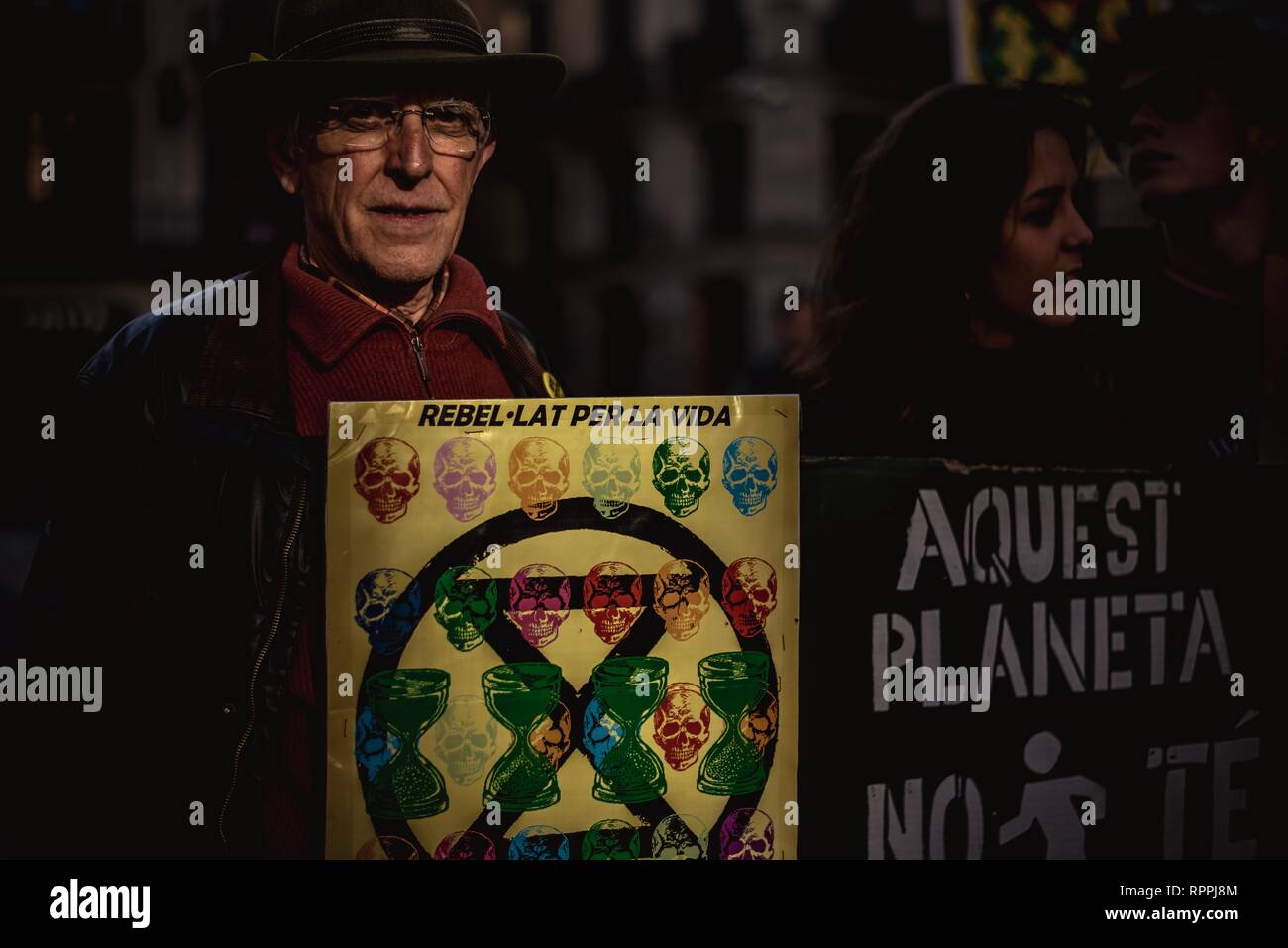 Barcellona, Spagna. Il 22 febbraio, 2019. Gli studenti richiedono cambiamenti climatici azione durante il primo "Venerdì per il futuro" protesta in Barcellona. La protesta si unisce a un movimento globale ispirato dalla scuola svedese ragazza Greta Thunberg. Credito: Matthias Oesterle/Alamy Live News Foto Stock