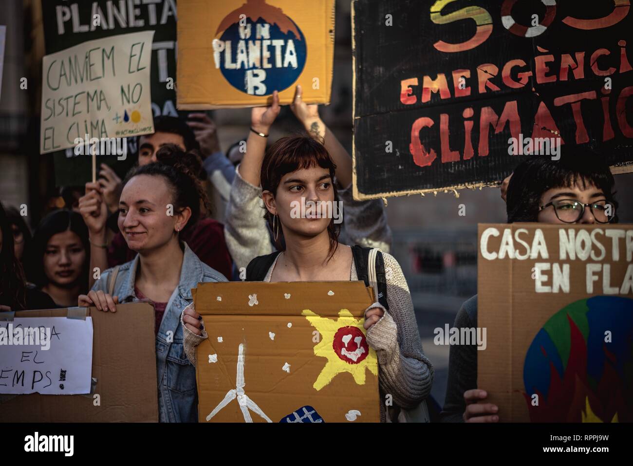Barcellona, Spagna. Il 22 febbraio, 2019. Gli studenti richiedono cambiamenti climatici azione durante il primo "Venerdì per il futuro" protesta in Barcellona. La protesta si unisce a un movimento globale ispirato dalla scuola svedese ragazza Greta Thunberg. Credito: Matthias Oesterle/Alamy Live News Foto Stock