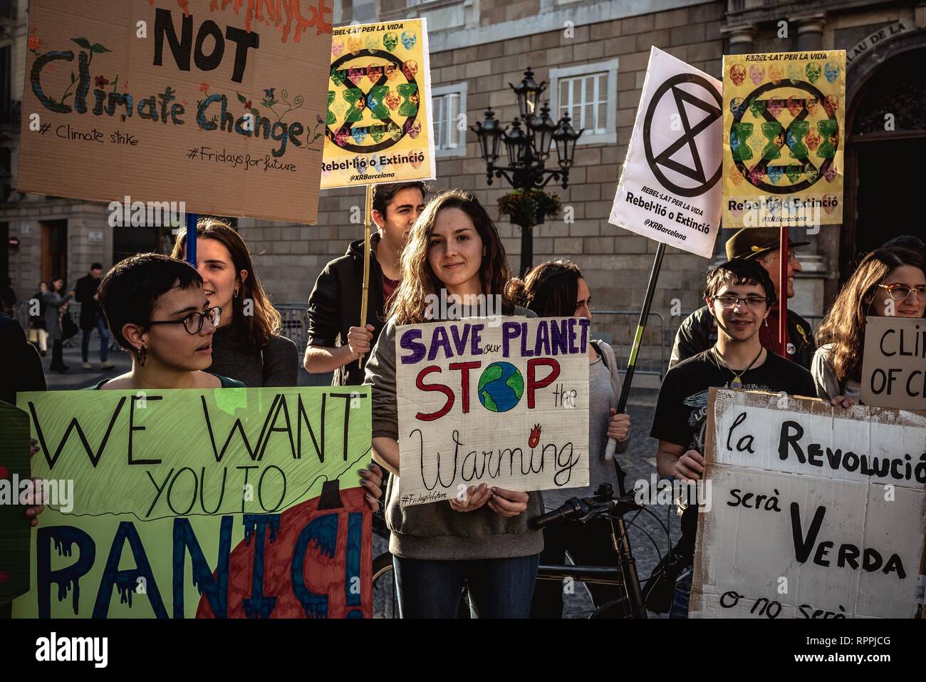 Barcellona, Spagna. Il 22 febbraio, 2019. Gli studenti richiedono cambiamenti climatici azione durante il primo "Venerdì per il futuro" protesta in Barcellona. La protesta si unisce a un movimento globale ispirato dalla scuola svedese ragazza Greta Thunberg. Credito: Matthias Oesterle/Alamy Live News Foto Stock