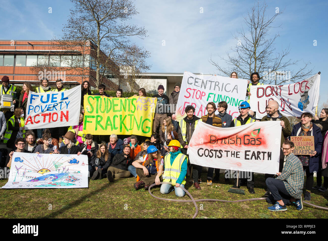 Windsor, Regno Unito. Il 22 febbraio, 2019. Intorno 60 attivisti da recuperare la potenza e la Povertà di combustibile azione impostare un finto fracking sito durante un family-friendly protesta al di fuori della sede di Centrica per invitare il governo britannico energia multinazionali e società di servizi a cessare il suo sostegno per le operazioni di fracking attraverso la sua partnership con shale gas company Cuadrilla risorse. Credito: Mark Kerrison/Alamy Live News Foto Stock