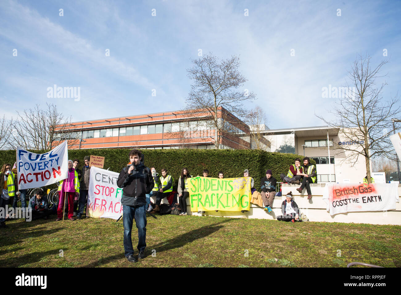 Windsor, Regno Unito. Il 22 febbraio, 2019. Rob Noyes di Povertà di combustibile indirizzi d'azione intorno a 60 attivisti da recuperare il carburante e potenza di azione della povertà che ha impostato un finto fracking sito durante un family-friendly protesta al di fuori della sede di Centrica per invitare il governo britannico energia multinazionali e società di servizi a cessare il suo sostegno per le operazioni di fracking attraverso la sua partnership con shale gas company Cuadrilla risorse. Credito: Mark Kerrison/Alamy Live News Foto Stock