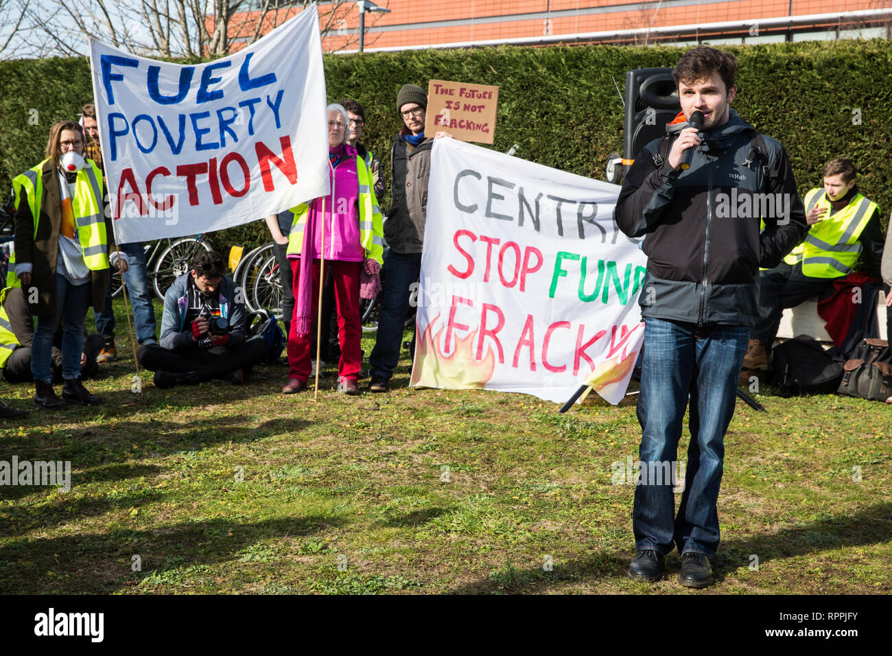 Windsor, Regno Unito. Il 22 febbraio, 2019. Rob Noyes di Povertà di combustibile indirizzi d'azione intorno a 60 attivisti da recuperare il carburante e potenza di azione della povertà che ha impostato un finto fracking sito durante un family-friendly protesta al di fuori della sede di Centrica per invitare il governo britannico energia multinazionali e società di servizi a cessare il suo sostegno per le operazioni di fracking attraverso la sua partnership con shale gas company Cuadrilla risorse. Credito: Mark Kerrison/Alamy Live News Foto Stock
