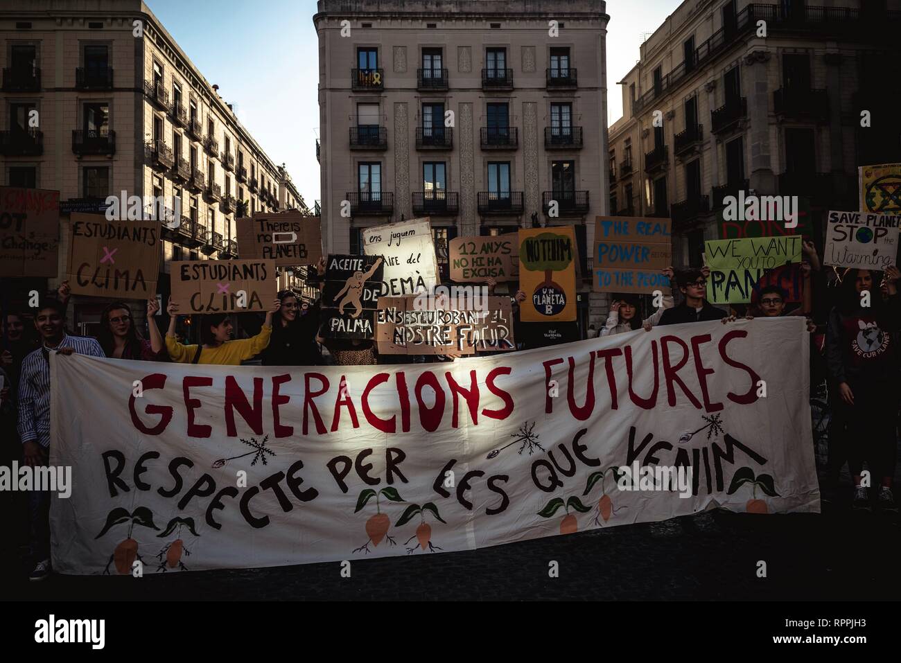 Barcellona, Spagna. Il 22 febbraio, 2019. Gli studenti richiedono cambiamenti climatici azione durante il primo "Venerdì per il futuro" protesta in Barcellona. La protesta si unisce a un movimento globale ispirato dalla scuola svedese ragazza Greta Thunberg. Credito: Matthias Oesterle/Alamy Live News Foto Stock
