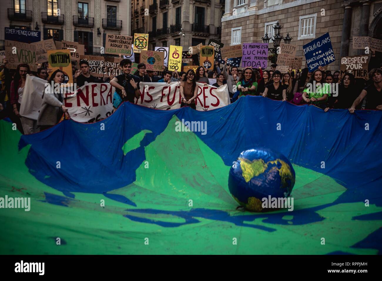 Barcellona, Spagna. Il 22 febbraio, 2019. Gli studenti richiedono cambiamenti climatici azione durante il primo "Venerdì per il futuro" protesta in Barcellona. La protesta si unisce a un movimento globale ispirato dalla scuola svedese ragazza Greta Thunberg. Credito: Matthias Oesterle/Alamy Live News Foto Stock