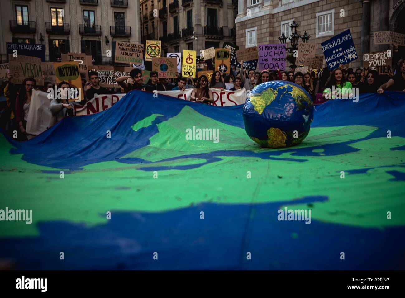 Barcellona, Spagna. Il 22 febbraio, 2019. Gli studenti richiedono cambiamenti climatici azione durante il primo "Venerdì per il futuro" protesta in Barcellona. La protesta si unisce a un movimento globale ispirato dalla scuola svedese ragazza Greta Thunberg. Credito: Matthias Oesterle/Alamy Live News Foto Stock