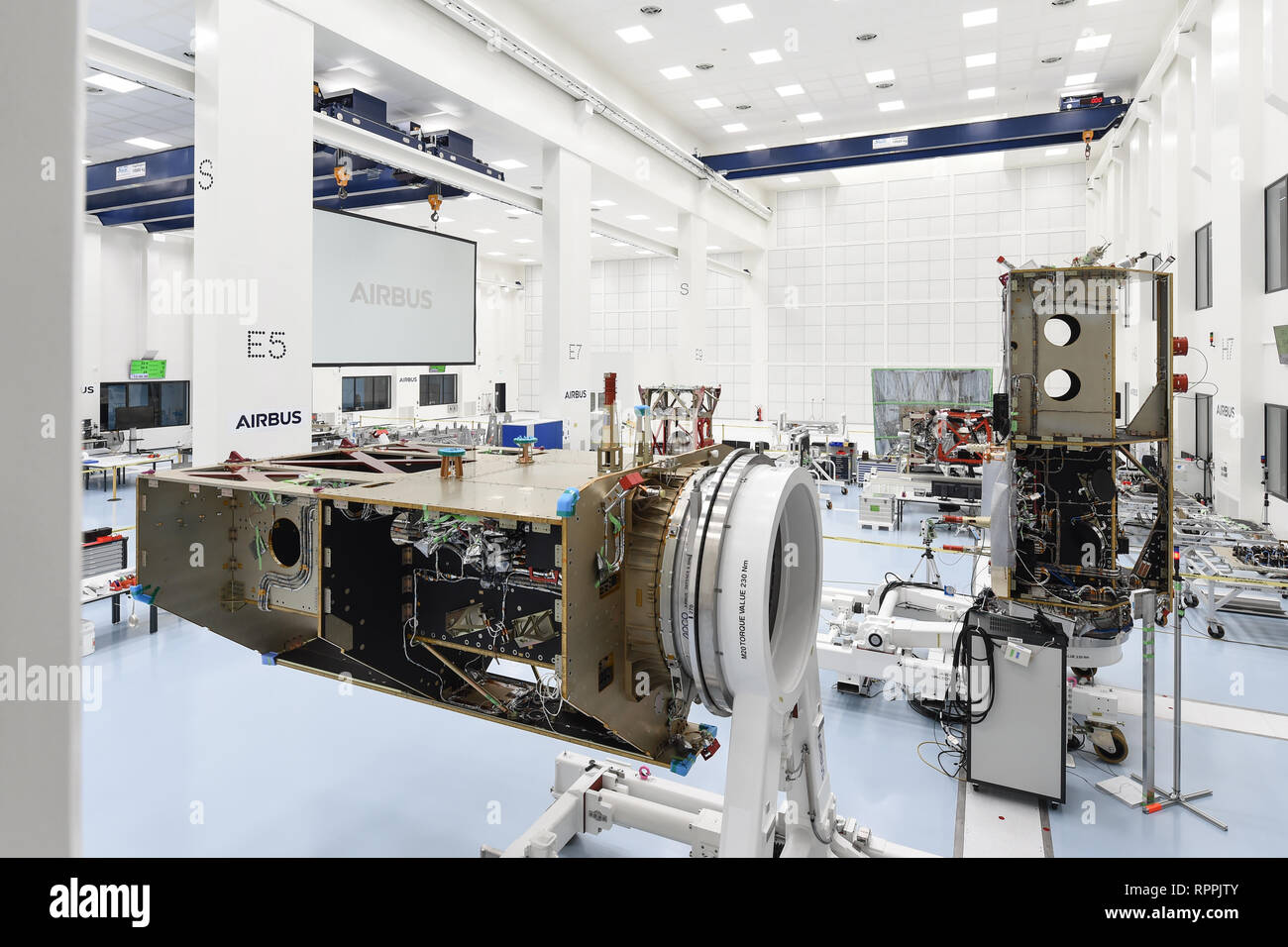 Immenstaad, Germania. Il 22 febbraio, 2019. I programmi spaziali Sentinel 6 (anteriore) e 2 si trovano nella nuova camera pulita. Airbus lancia il funzionamento di un nuovo centro satellitare. La tecnologia integrata di Centro (ITC) produce satelliti, sonde, strumenti spaziali e strutture sperimentali. Credito: Felix Kästle/dpa/Alamy Live News Foto Stock