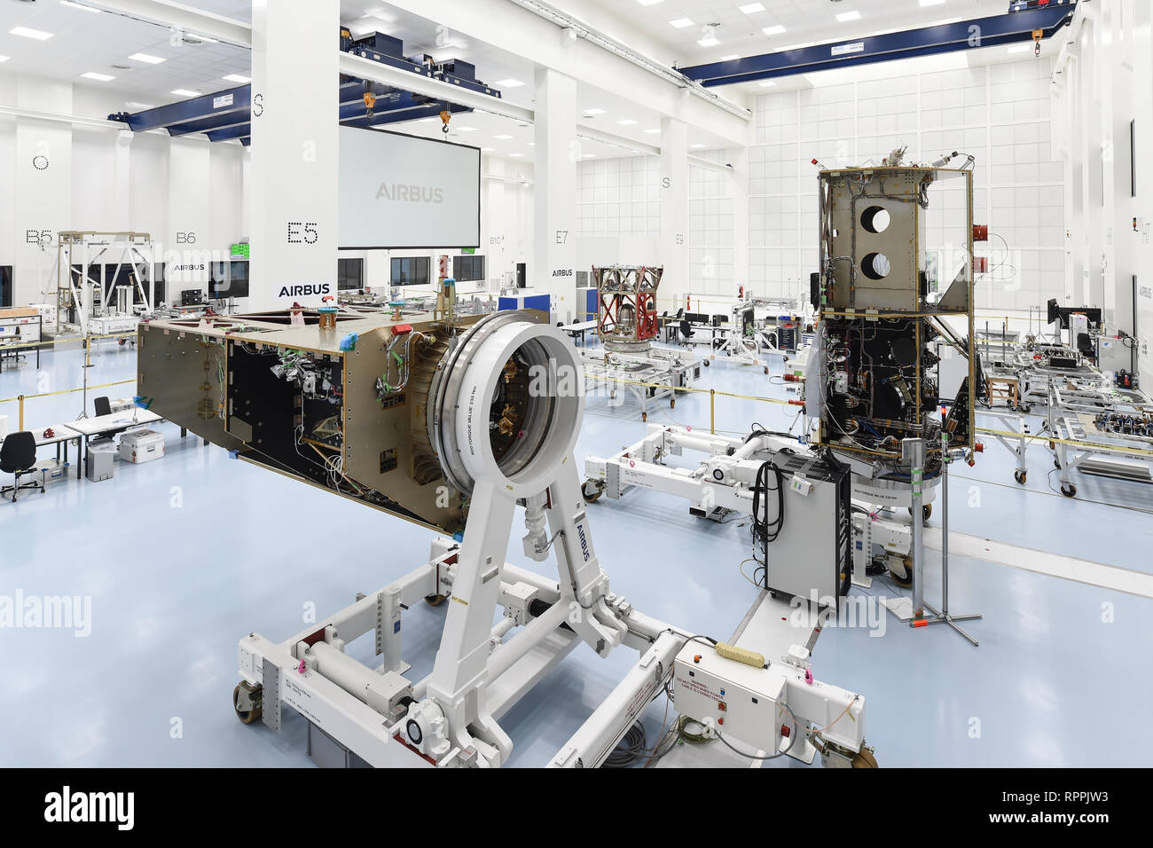 Immenstaad, Germania. Il 22 febbraio, 2019. I programmi spaziali Sentinel 6 (anteriore) e 2 si trovano nella nuova camera pulita. Airbus lancia il funzionamento di un nuovo centro satellitare. La tecnologia integrata di Centro (ITC) produce satelliti, sonde, strumenti spaziali e strutture sperimentali. Credito: Felix Kästle/dpa/Alamy Live News Foto Stock