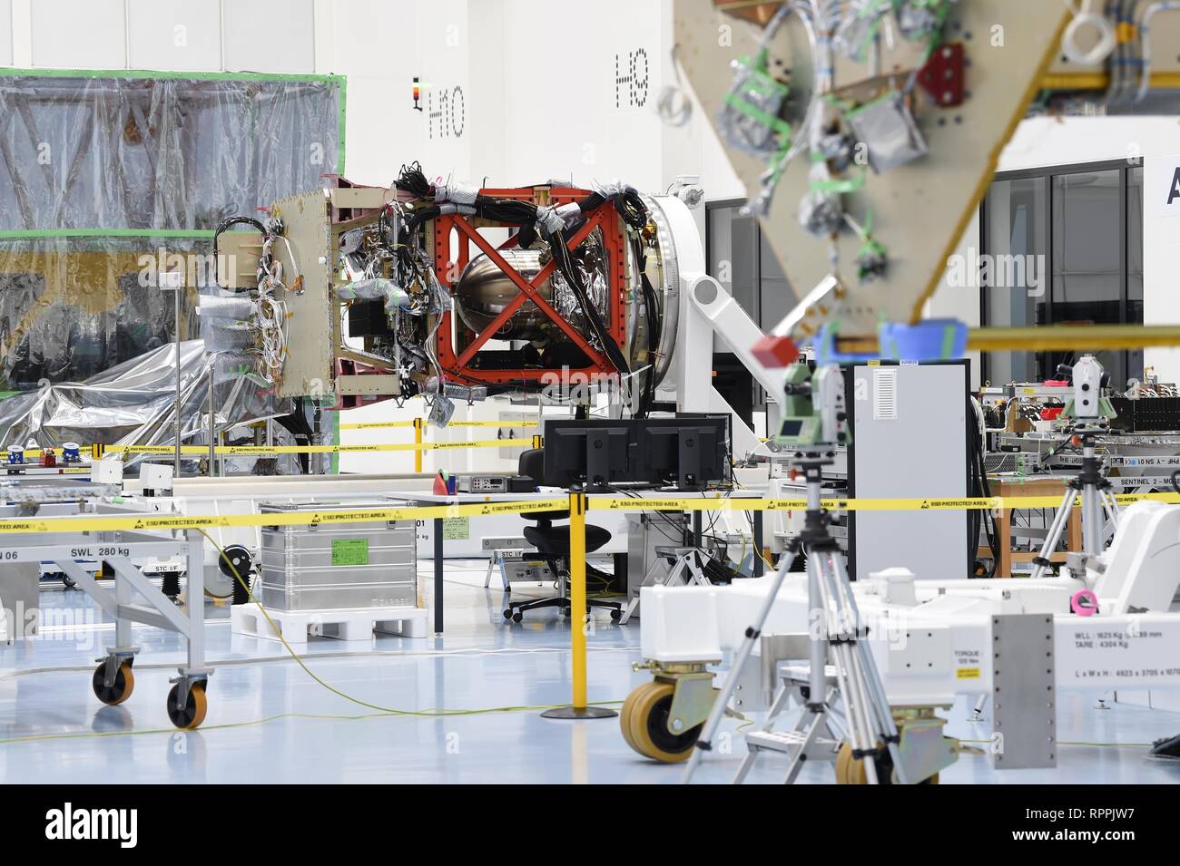 Immenstaad, Germania. Il 22 febbraio, 2019. I programmi spaziali Sentinel 6 (anteriore) e 2 si trovano nella nuova camera pulita. Airbus lancia il funzionamento di un nuovo centro satellitare. La tecnologia integrata di Centro (ITC) produce satelliti, sonde, strumenti spaziali e strutture sperimentali. Credito: Felix Kästle/dpa/Alamy Live News Foto Stock