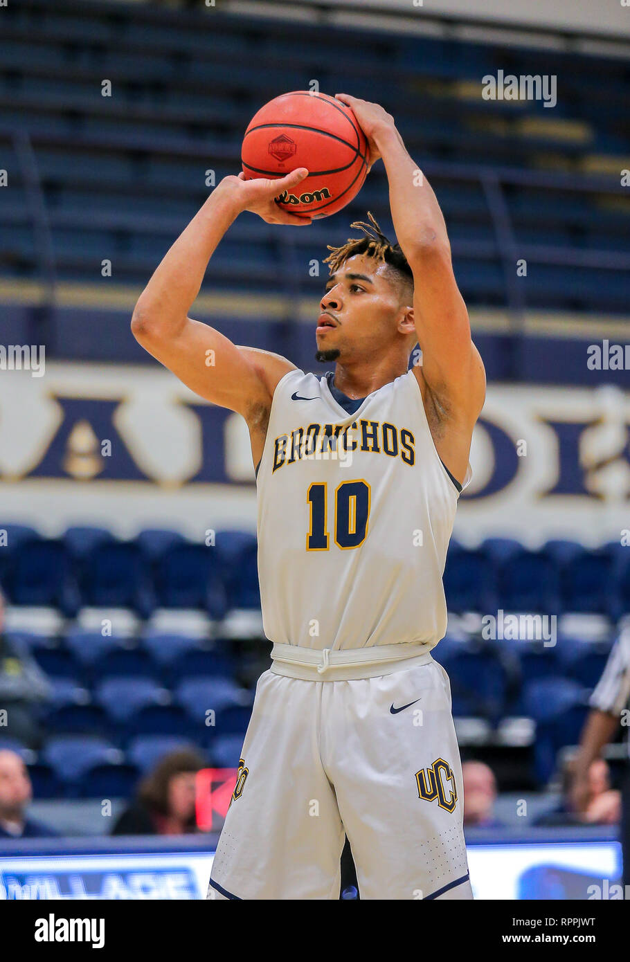 Edmond, OK, Stati Uniti d'America. Il 21 febbraio, 2019. University of Central Oklahoma avanti Adarius Avery (10) tenta un colpo durante una partita di basket tra il Fort Hays membro tigri e il Central Oklahoma Bronchos al campo di Hamilton House di Edmond, OK. Siegel grigio/CSM/Alamy Live News Foto Stock