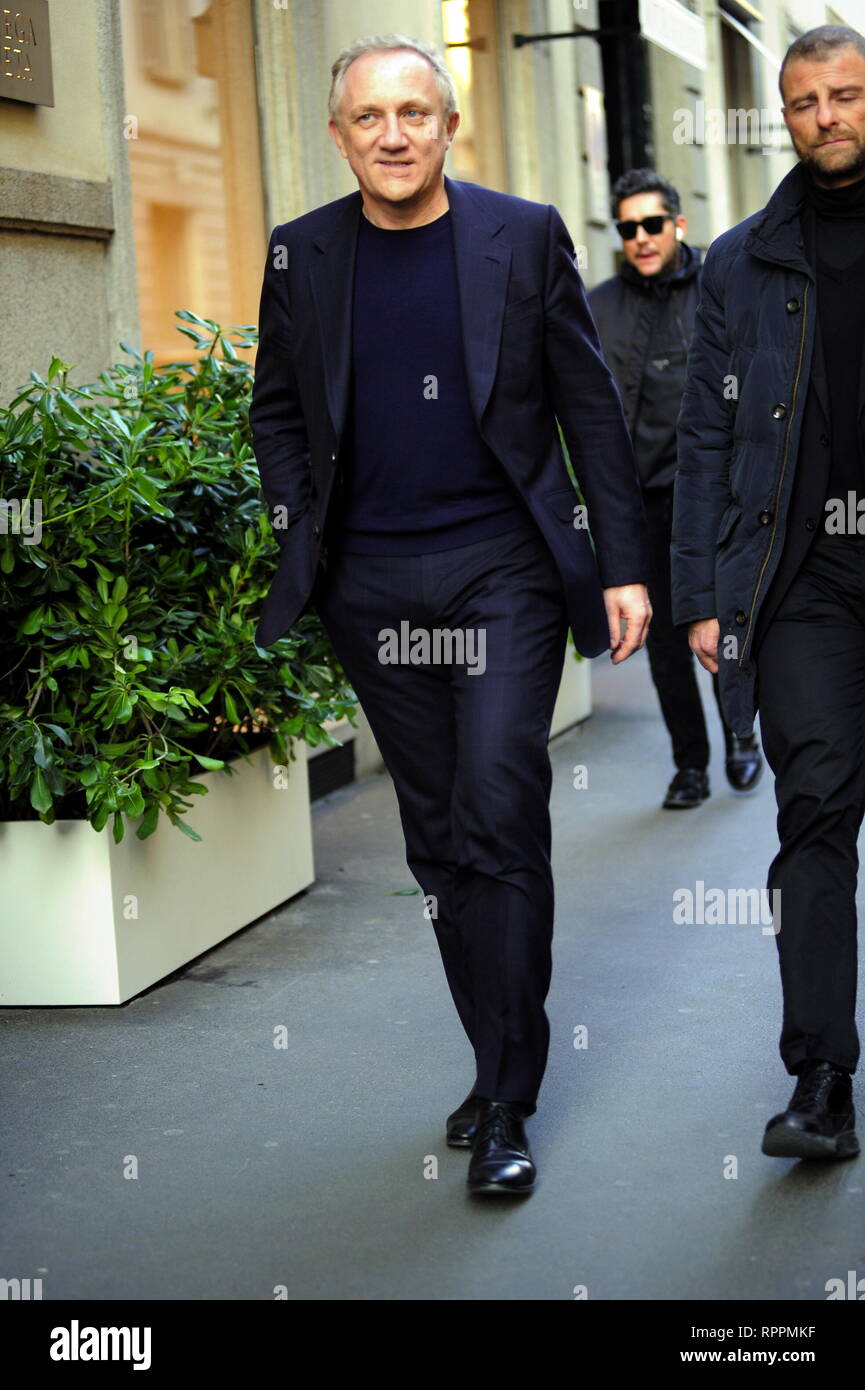 Milano, Francois Henry Pinault a piedi nel centro di Henry François  Pinault, imprenditore francese, marito di Salma Hayek nonché presidente del  Groupe Kering e Groupe Artemis che gestisce diversi marchi di lusso,