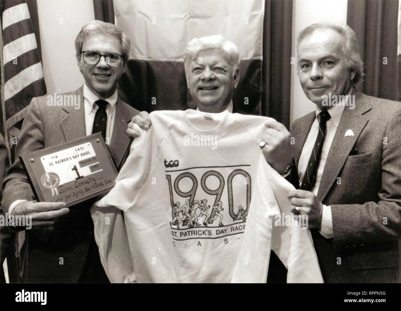 Davenport, Iowa, USA. Xx oct, 2012. Sponsor è No. 1.San Patrick's Day Race sponsor John Connelly riceve l'onorario di n. 1 da Peter Flynn, direttore di gara per casi. A destra è John Scally, presidente della festa di San Patrizio Parade società. Pubblicato Sabato, 17 marzo 1990. Credito: Quad-City volte Archives/Quad-City volte/ZUMA filo/Alamy Live News Foto Stock