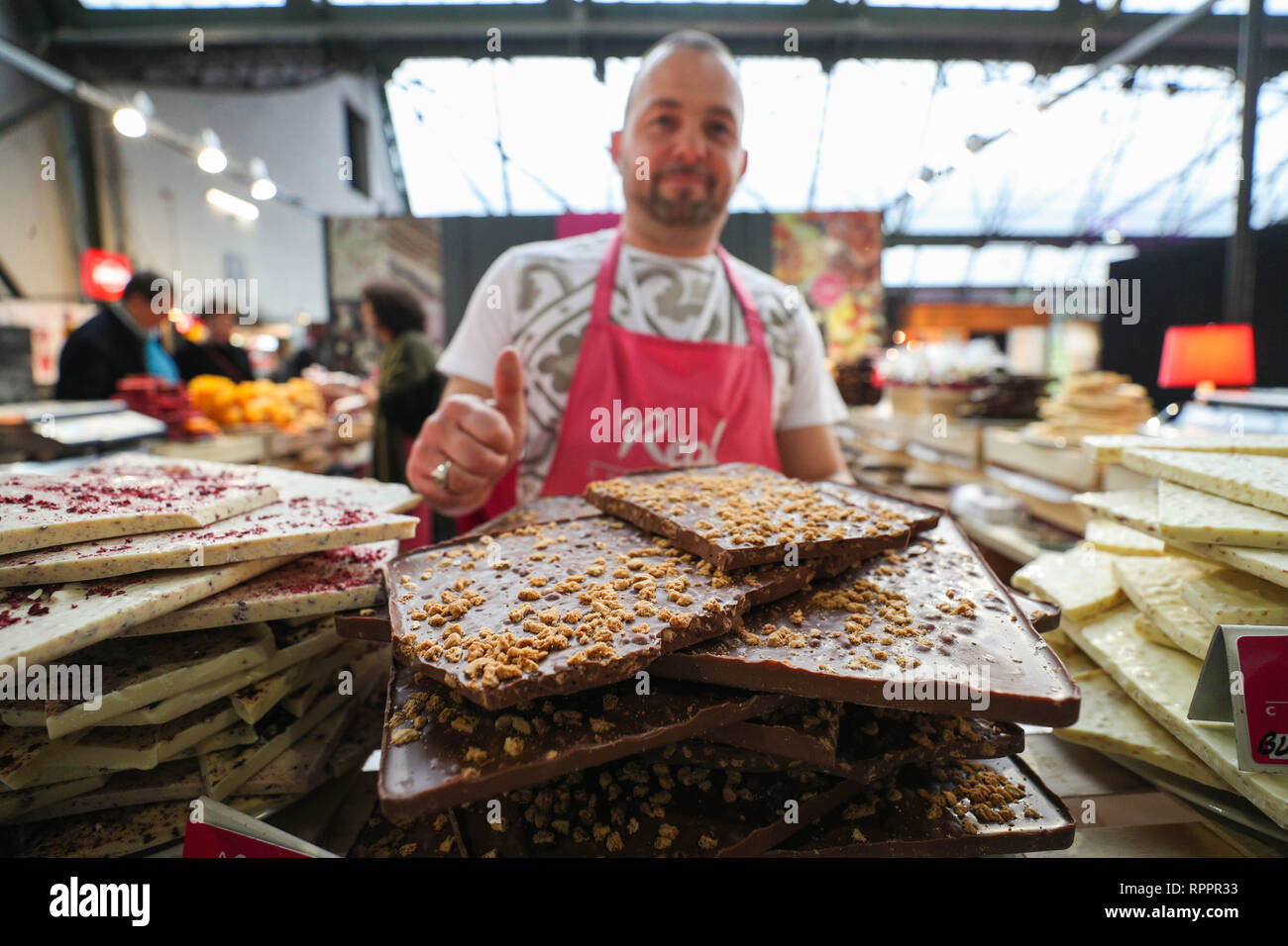 Bruxelles, Belgio. Il 22 febbraio, 2019. Un espositore mostra vari sapori di cioccolatini alla sesta edizione della Fiera del Cioccolato a Bruxelles, in Belgio, il 22 febbraio, 2019. La sesta edizione della Fiera del cioccolato (Le Salon du Chocolat) ha dato dei calci a fuori a Bruxelles giovedì. Più di 130 cioccolatieri, pastry chef, pasticceri, designer ed esperti di cacao sono qui per condividere e presentare il cioccolato in tutte le sue forme deliziosa. Credito: Zheng Huansong/Xinhua/Alamy Live News Foto Stock