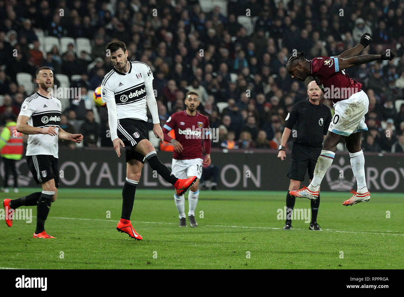 Michail Antonio del West Ham United (R) punteggi il suo team il terzo obiettivo. Premier League, West Ham United v Fulham al London Stadium, Queen Elizabeth Olympic Park a Londra il venerdì 22 febbraio 2019. Questa immagine può essere utilizzata solo per scopi editoriali. Solo uso editoriale, è richiesta una licenza per uso commerciale. Nessun uso in scommesse, giochi o un singolo giocatore/club/league pubblicazioni . pic da Steffan Bowen/Andrew Orchard fotografia sportiva/Alamy Live news Foto Stock