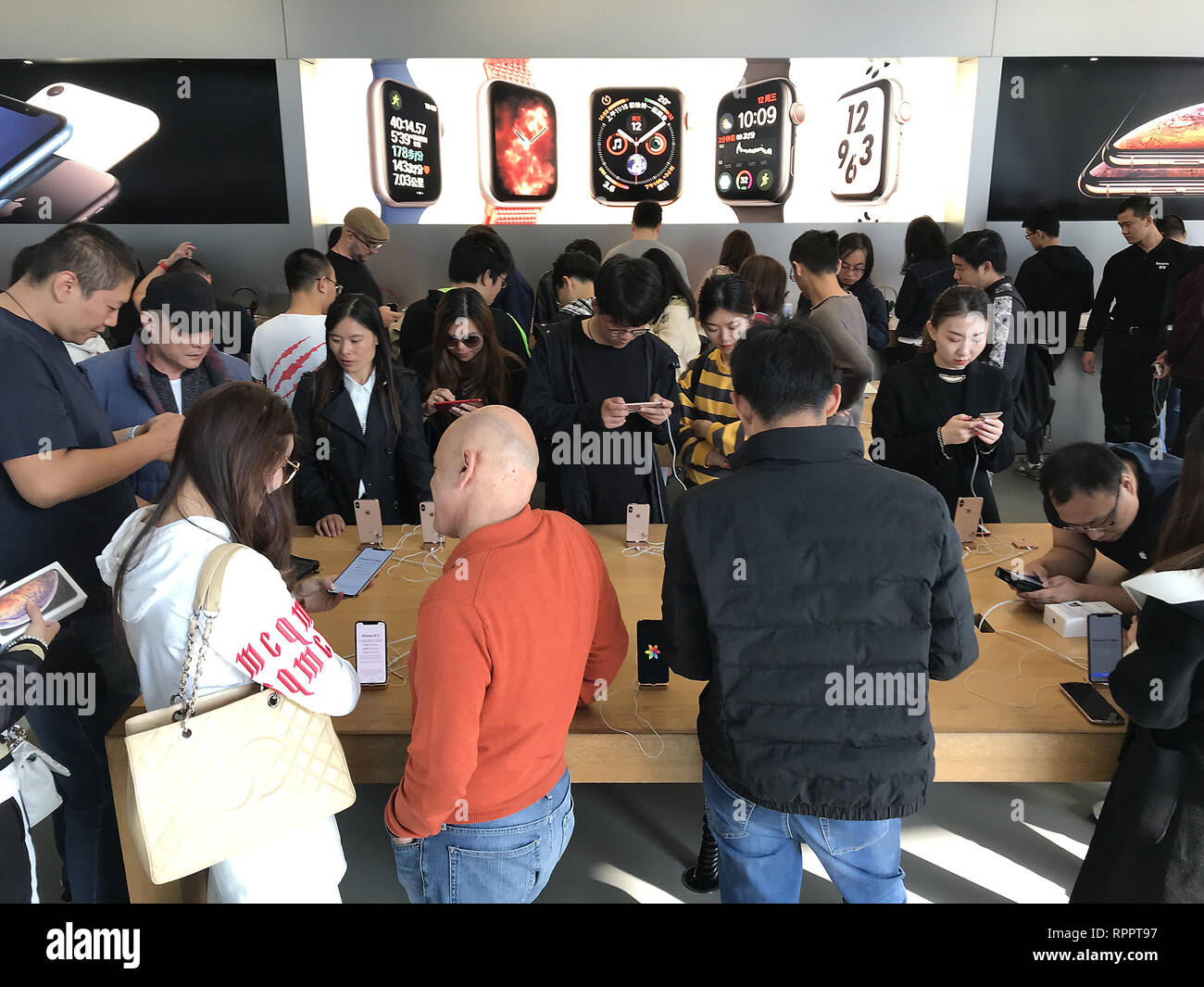 Pechino, Cina. Xx oct, 2018. Negozio cinese presso l'Apple flagship showroom a Pechino il 20 ottobre 2018. La Cina, il più grande del mondo di mercato di smartphone, è il "carburante nel motore' per apple, secondo Wedbush Securities. Credito: Todd Lee/ZUMA filo/ZUMAPRESS.com/Alamy Live News Foto Stock