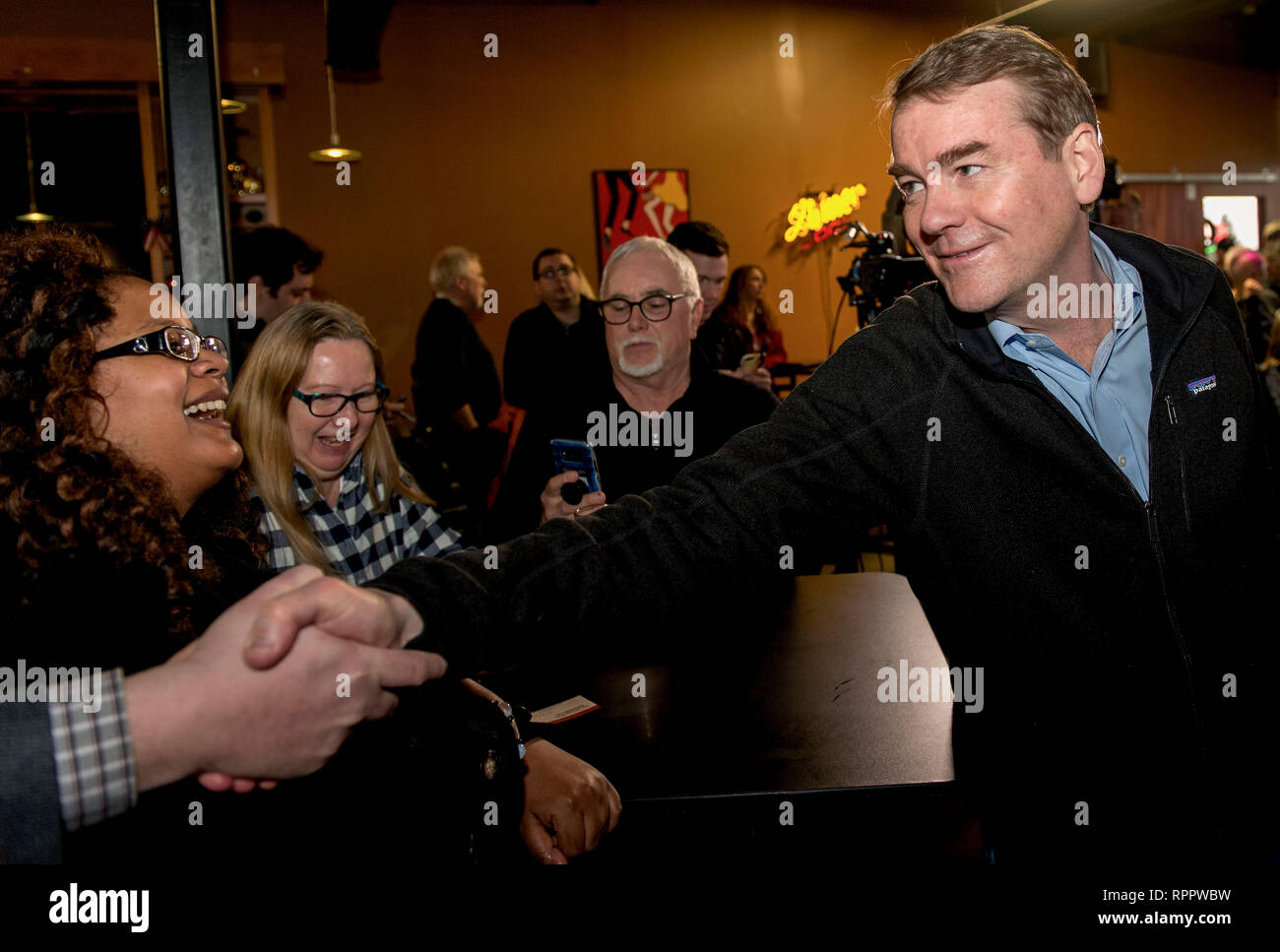 Johnston, Iowa, USA. Il 22 febbraio, 2019. Stati Uniti Il senatore MICHAEL Bennett (D - CO) assiste un incontro e saluto con Polk County democratici a Doc's Lounge. Il senatore è il test di acque in Iowa per una possibile eseguire per presidente nel 2020. Credito: Brian Cahn/ZUMA filo/Alamy Live News Foto Stock