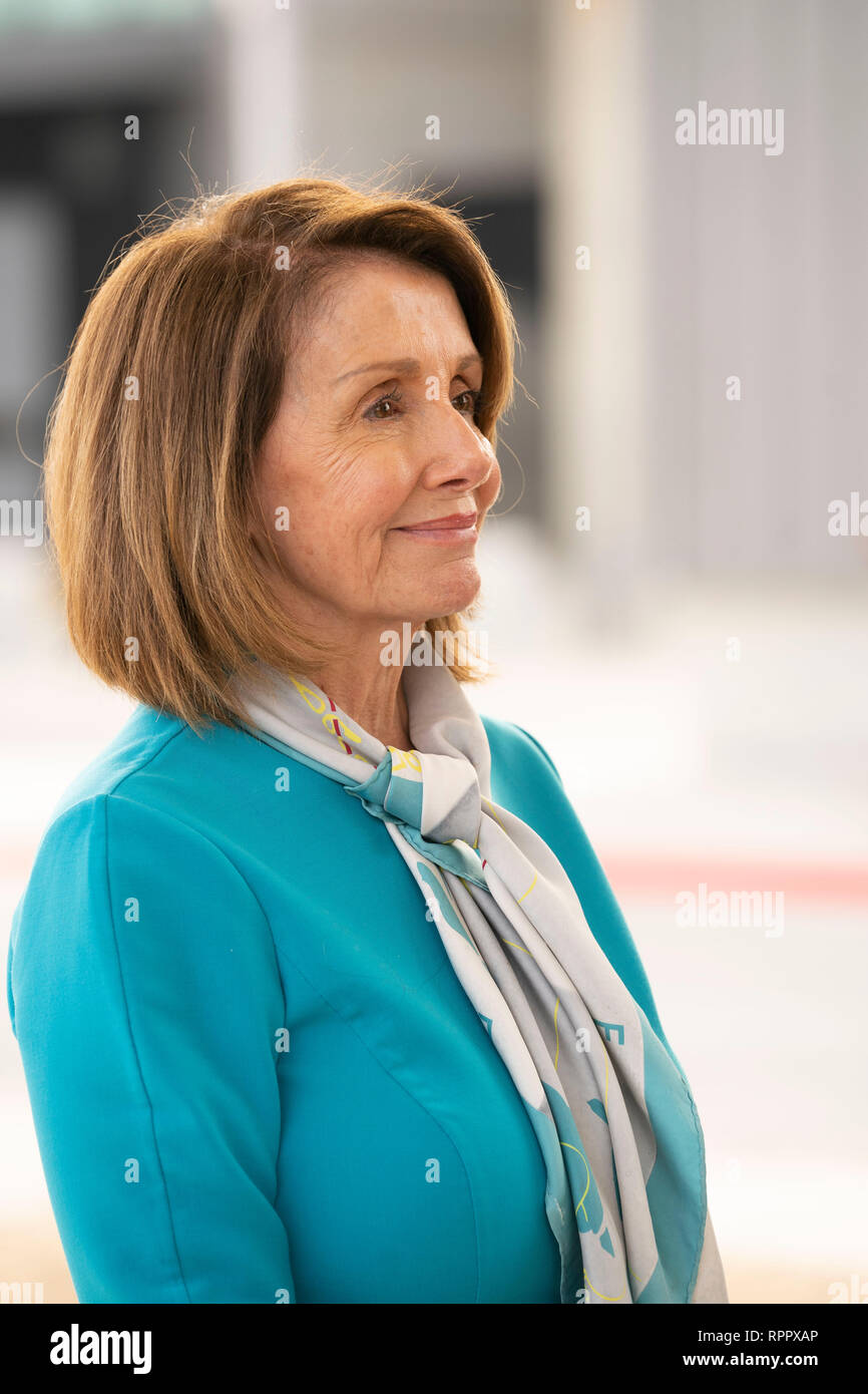 Camera dei rappresentanti degli Stati Uniti Speaker Nancy Pelosi (D-CA) attende di parlare con la stampa sulla porta di entrata n. 2 dopo aver girato la Texas-Mexico confine tra Laredo, Texas, e Nuevo Laredo, Tamaulipas, Messico. Foto Stock