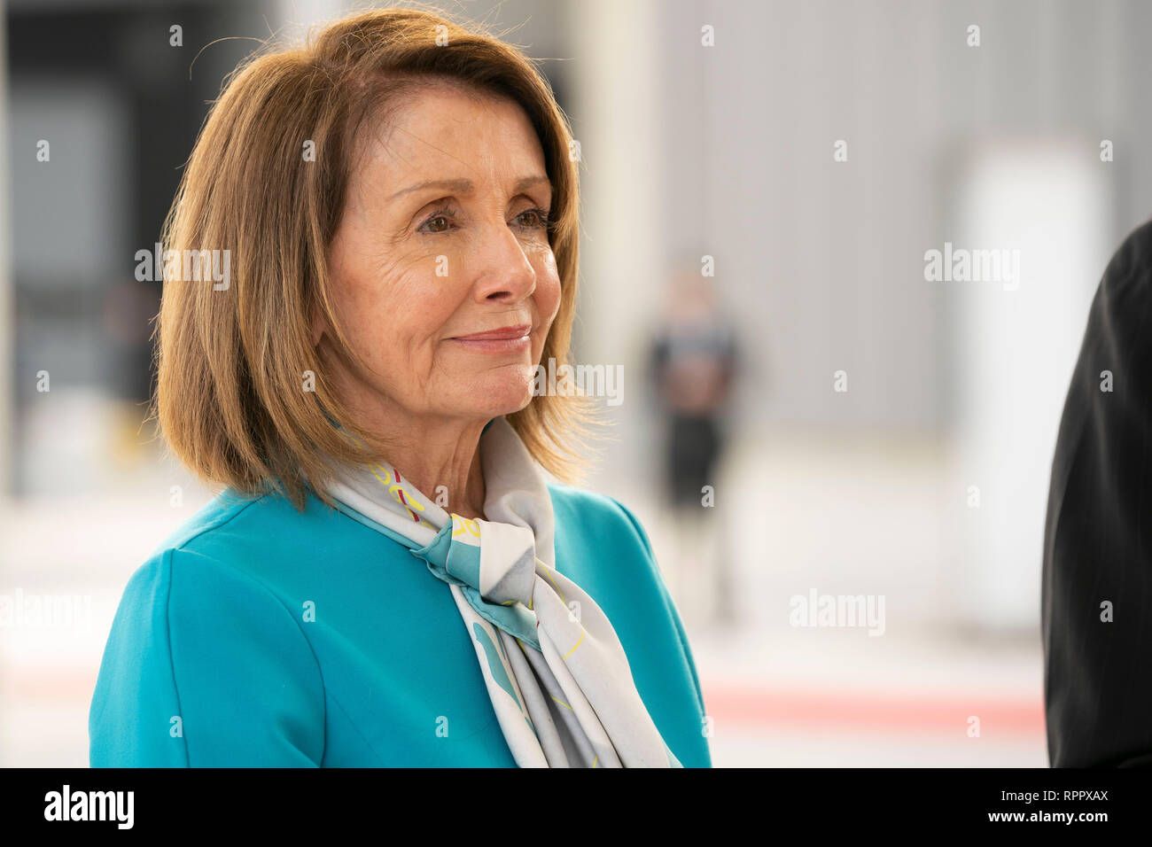 Camera dei rappresentanti degli Stati Uniti Speaker Nancy Pelosi (D-CA) attende di parlare con la stampa sulla porta di entrata n. 2 dopo aver girato la Texas-Mexico confine tra Laredo, Texas, e Nuevo Laredo, Tamaulipas, Messico. Foto Stock