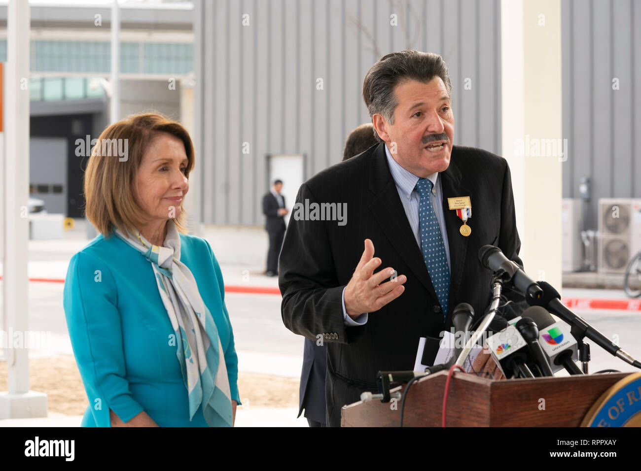 Camera dei rappresentanti degli Stati Uniti Speaker Nancy Pelosi (D-CA), attende mentre Laredo Sindaco Pete Saenz, la introduce in una conferenza stampa al porto di entrata n. 2 nella città di Laredo in Texas, dopo aver girato il Texas-Mexico confine tra Laredo e Nuevo Laredo, Tamaulipas, Messico. Foto Stock