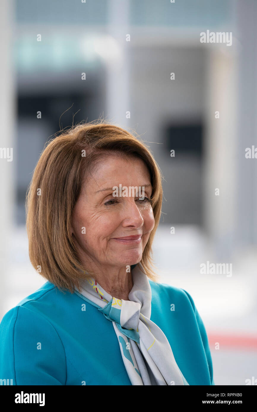 Camera dei rappresentanti degli Stati Uniti Speaker Nancy Pelosi (D-CA) attende di parlare con la stampa sulla porta di entrata n. 2 dopo aver girato la Texas-Mexico confine tra Laredo, Texas, e Nuevo Laredo, Tamaulipas, Messico. Foto Stock