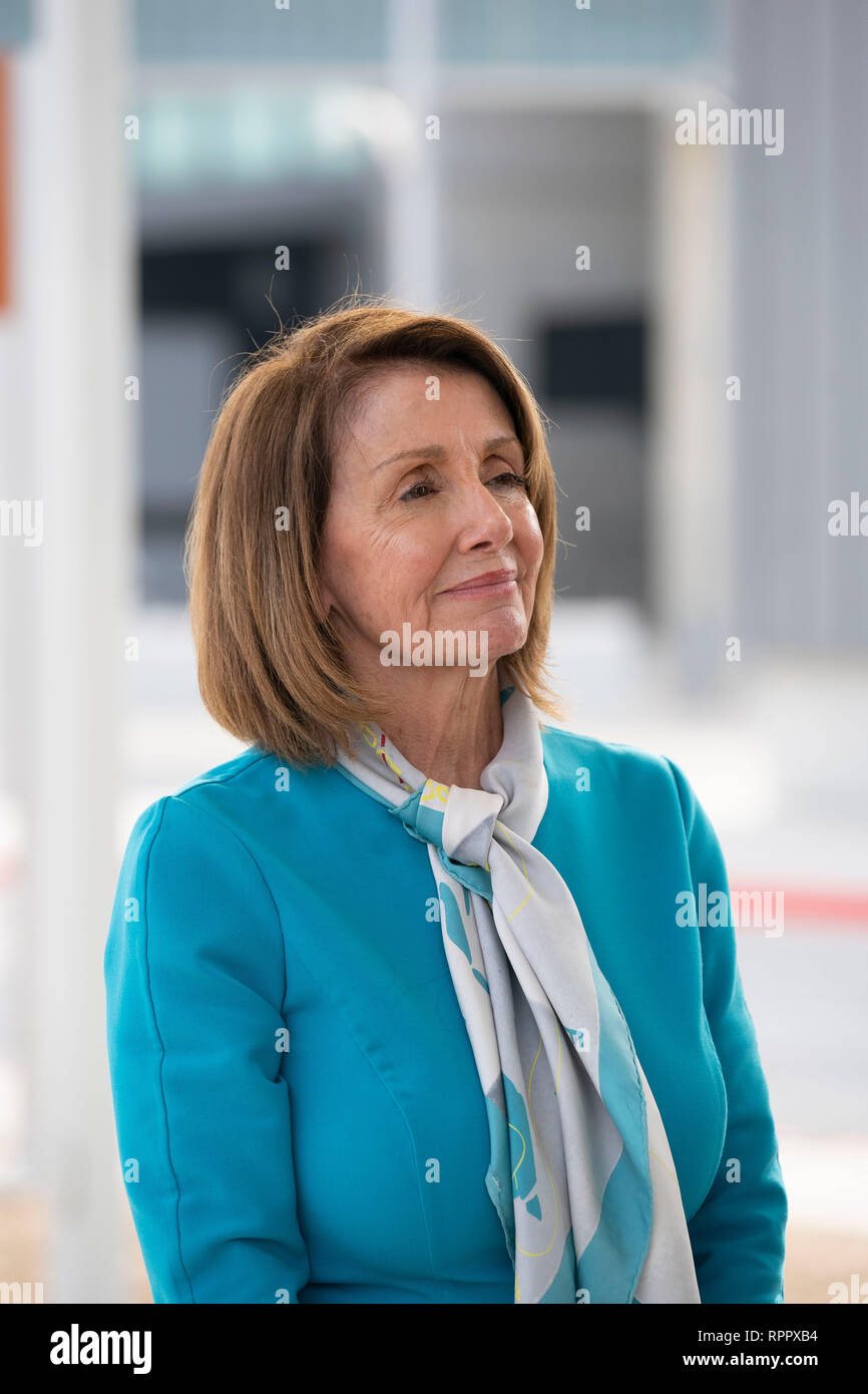 Camera dei rappresentanti degli Stati Uniti Speaker Nancy Pelosi (D-CA) attende di parlare con la stampa sulla porta di entrata n. 2 dopo aver girato la Texas-Mexico confine tra Laredo, Texas, e Nuevo Laredo, Tamaulipas, Messico. Foto Stock