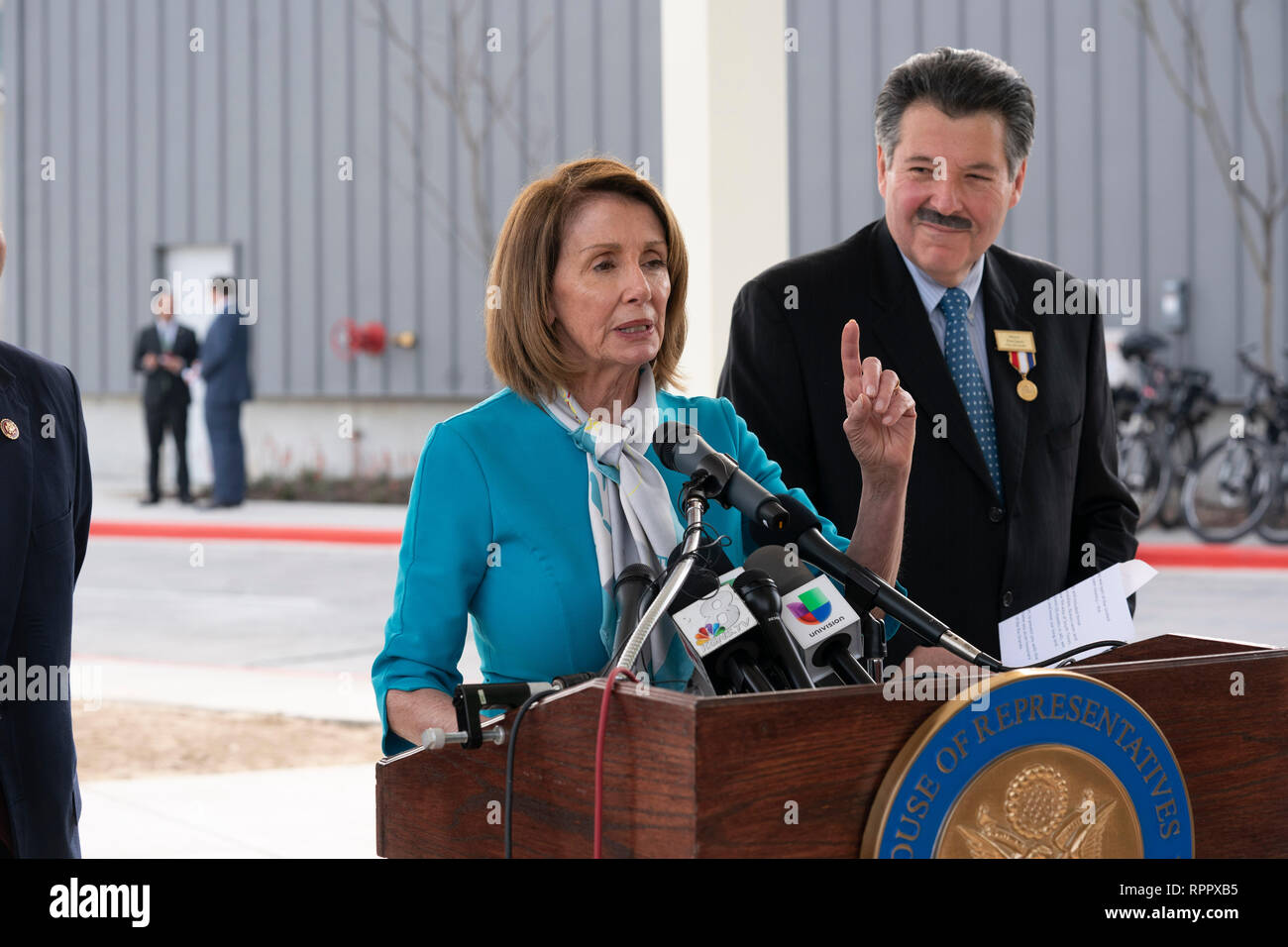 Camera dei rappresentanti degli Stati Uniti Speaker Nancy Pelosi (D-CA), accanto a Laredo Sindaco Pete Saenz, parla ad una conferenza stampa al porto di entrata n. 2 nella città di Laredo in Texas, dopo aver girato il Texas-Mexico confine tra Laredo e Nuevo Laredo, Tamaulipas, Messico. Foto Stock