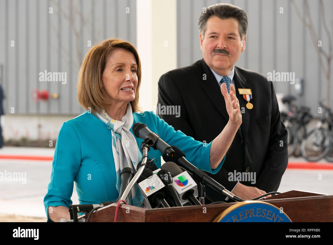 Camera dei rappresentanti degli Stati Uniti Speaker Nancy Pelosi (D-CA), accanto a Laredo Sindaco Pete Saenz, parla ad una conferenza stampa al porto di entrata n. 2 nella città di Laredo in Texas, dopo aver girato il Texas-Mexico confine tra Laredo e Nuevo Laredo, Tamaulipas, Messico. Foto Stock